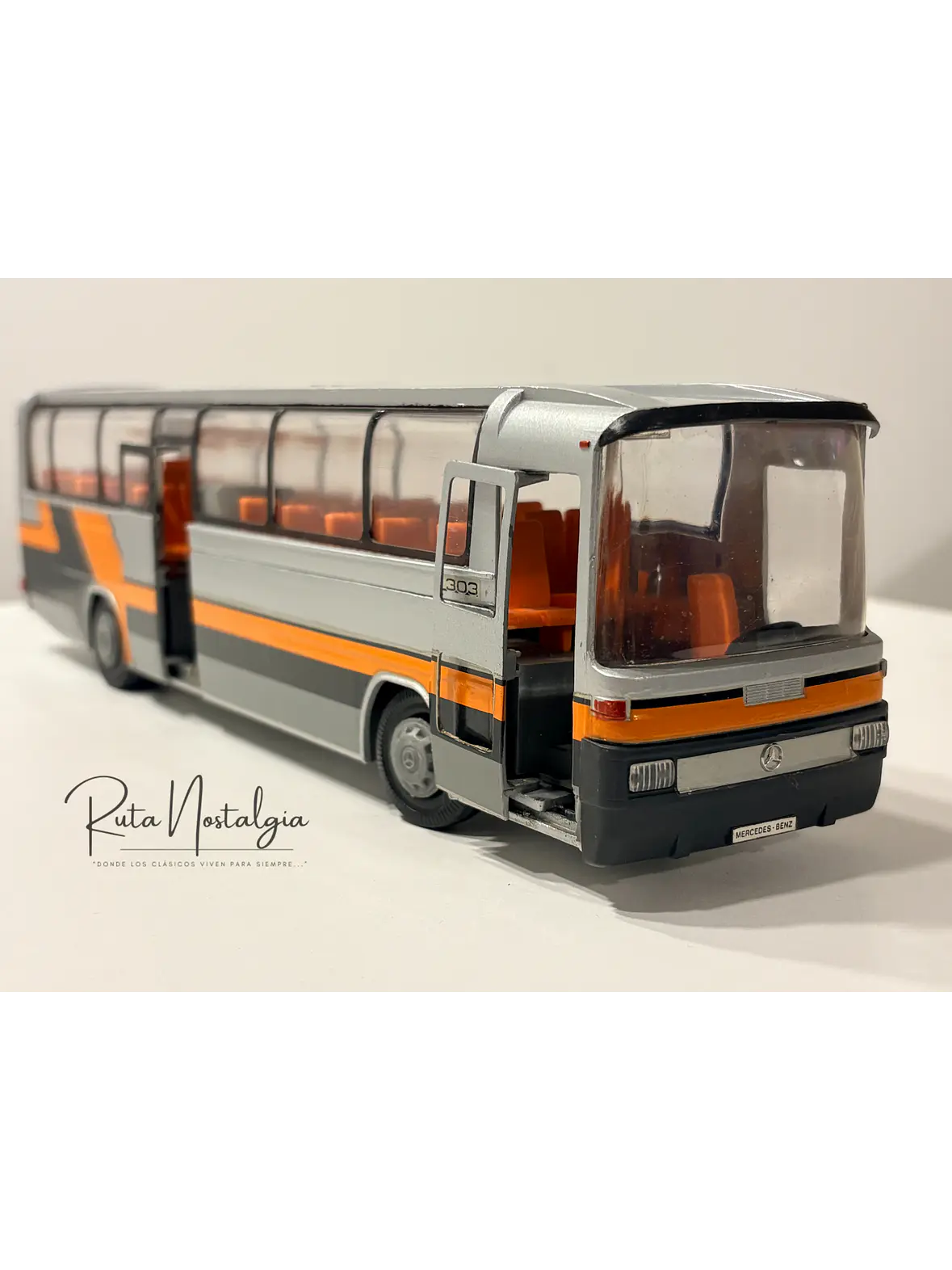 Bus Mercedes-Benz O 303 RHD | Conrad Modelle 1:40 -  West Germany | Bus interurbano clásico alemán de colección 15