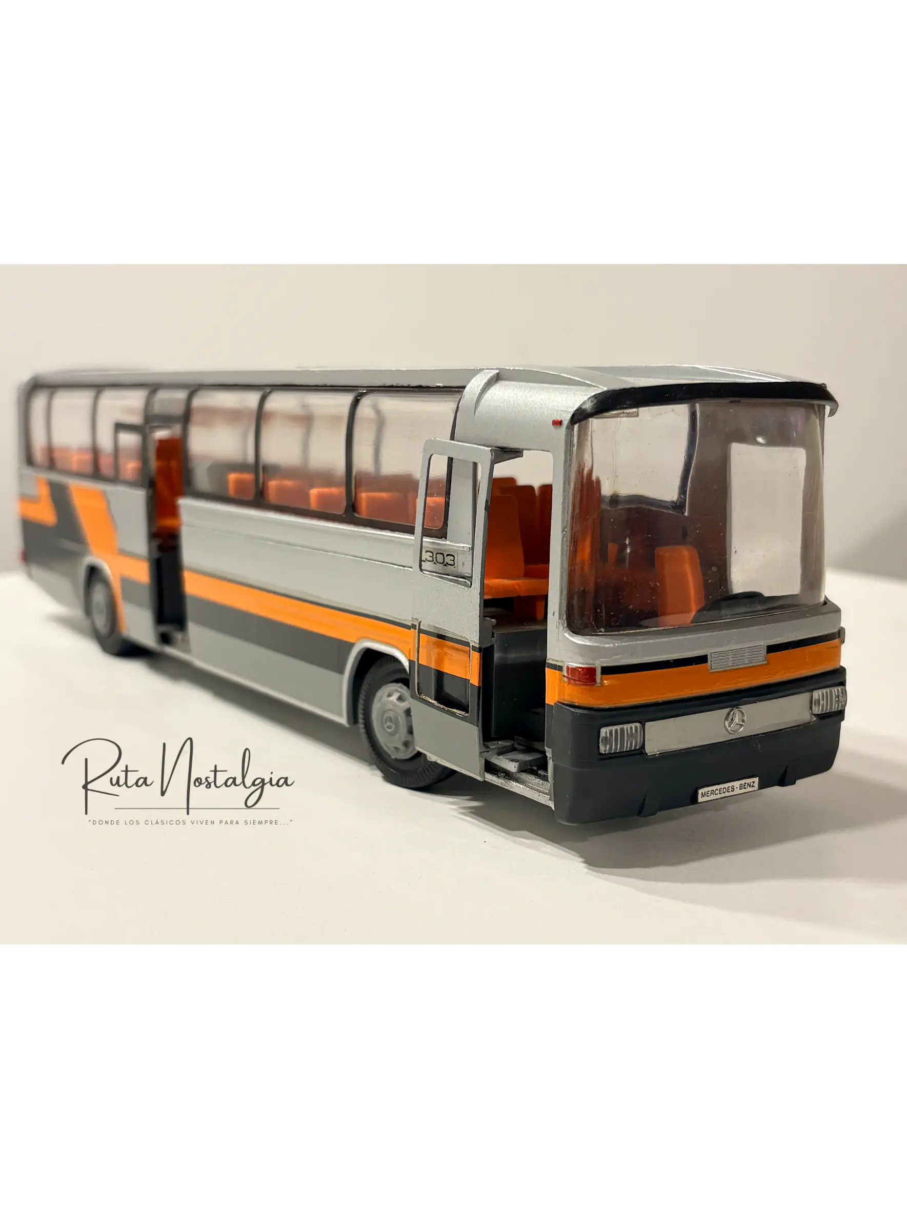 Bus Mercedes-Benz O 303 RHD | Conrad Modelle 1:40 -  West Germany | Bus interurbano clásico alemán de colección 15