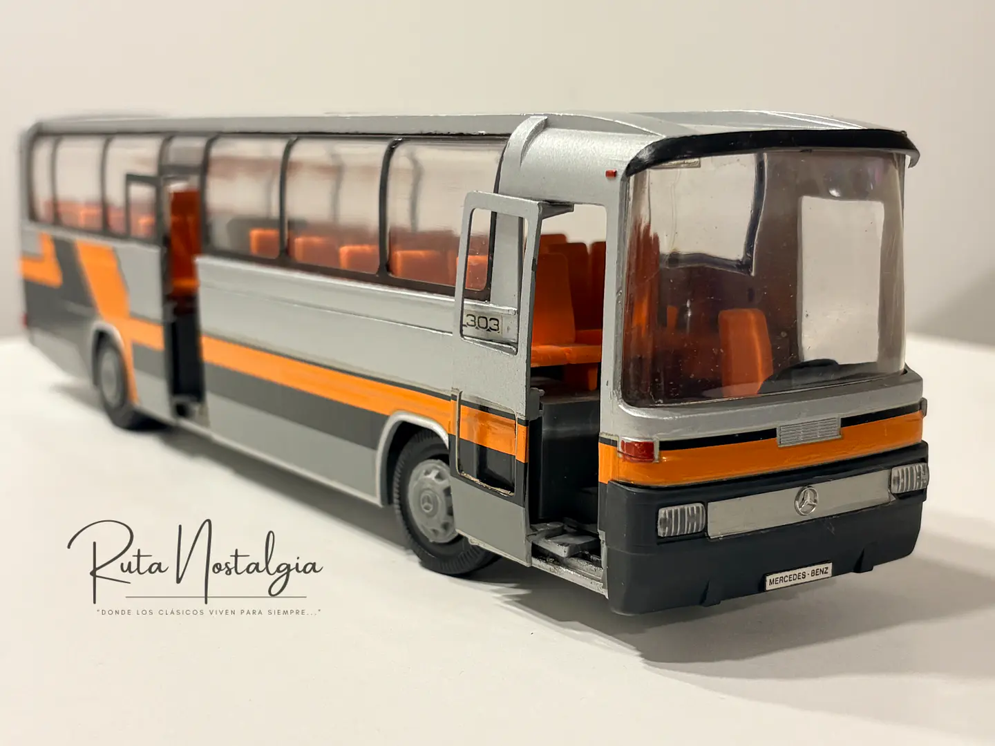 Bus Mercedes-Benz O 303 RHD | Conrad Modelle 1:40 -  West Germany | Bus interurbano clásico alemán de colección 15