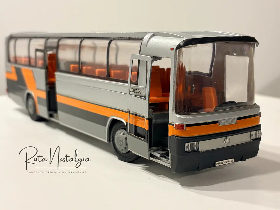 Bus Mercedes-Benz O 303 RHD | Conrad Modelle 1:40 -  West Germany | Bus interurbano clásico alemán de colección 15