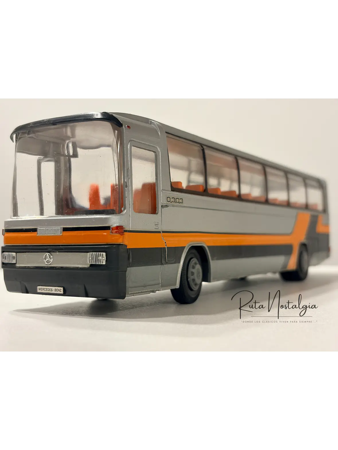 Bus Mercedes-Benz O 303 RHD | Conrad Modelle 1:40 -  West Germany | Bus interurbano clásico alemán de colección 13