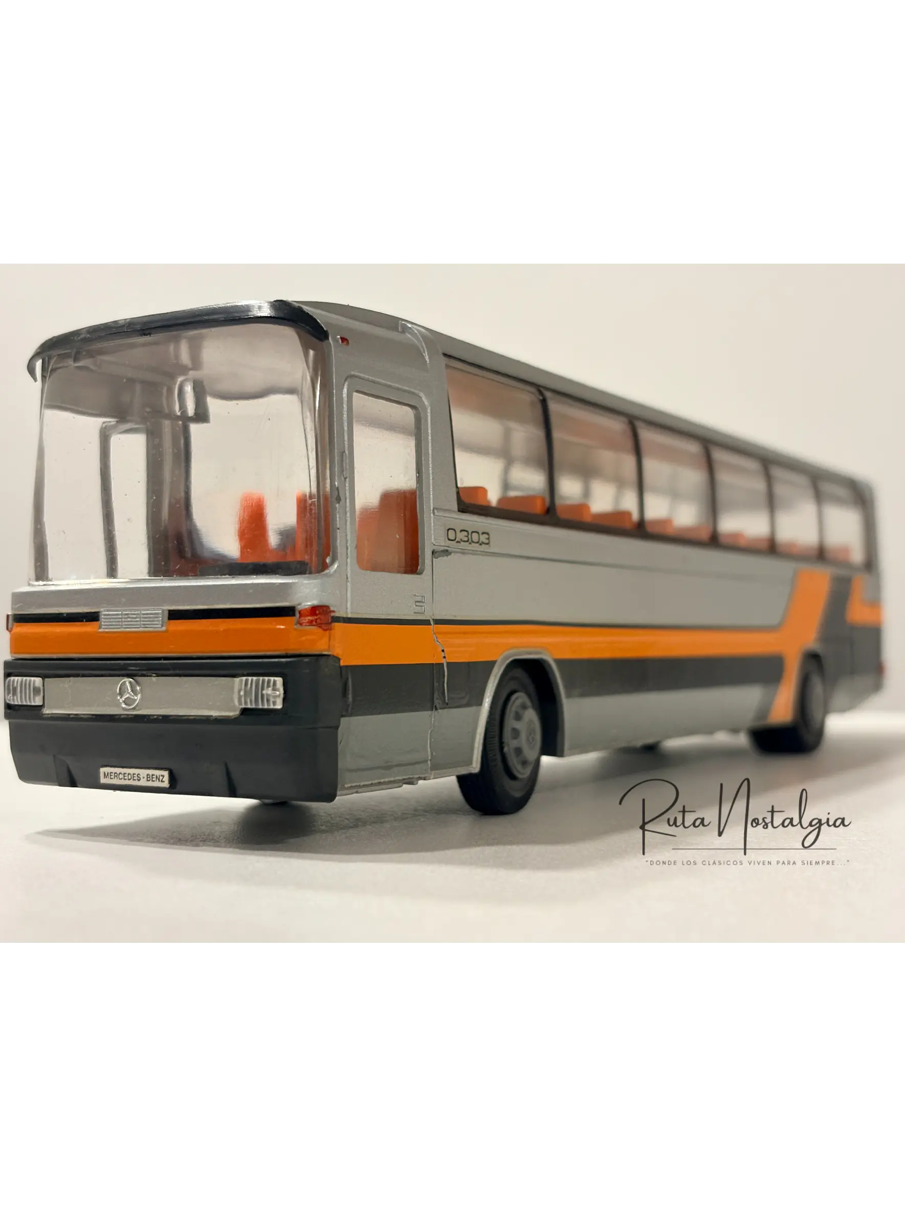Bus Mercedes-Benz O 303 RHD | Conrad Modelle 1:40 -  West Germany | Bus interurbano clásico alemán de colección 13