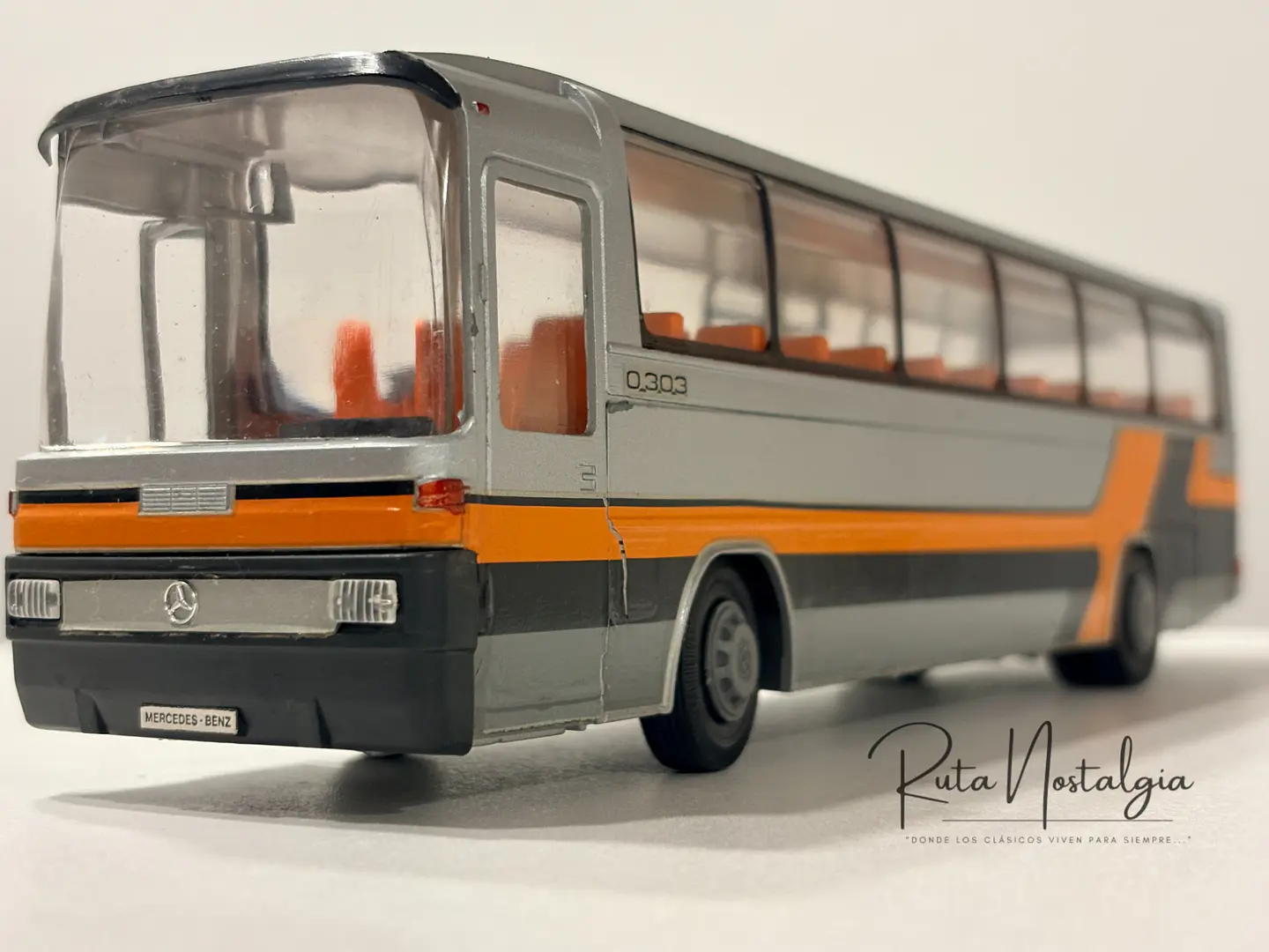 Bus Mercedes-Benz O 303 RHD | Conrad Modelle 1:40 -  West Germany | Bus interurbano clásico alemán de colección 13