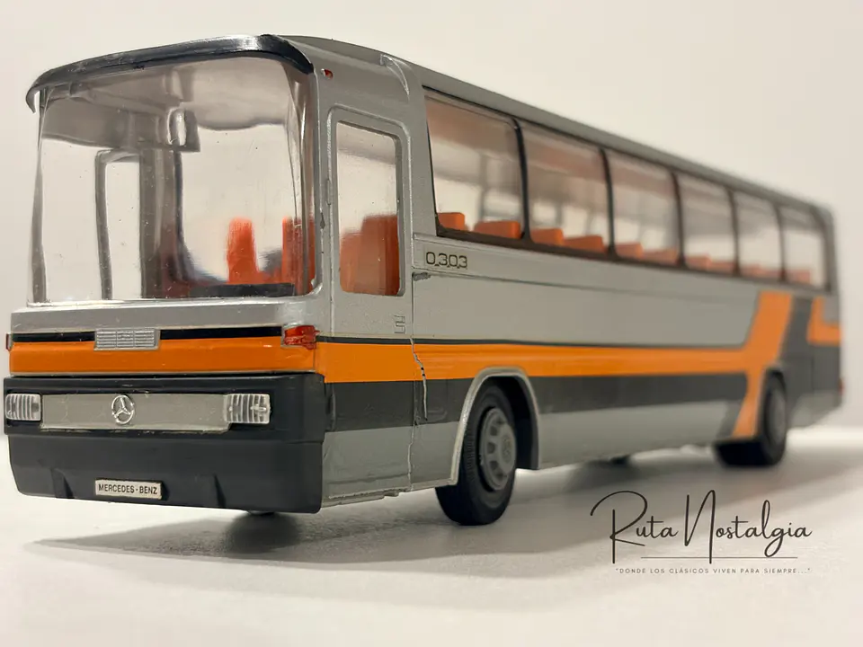 Bus Mercedes-Benz O 303 RHD | Conrad Modelle 1:40 -  West Germany | Bus interurbano clásico alemán de colección 13