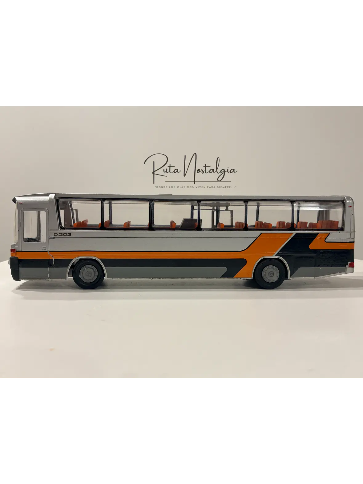 Bus Mercedes-Benz O 303 RHD | Conrad Modelle 1:40 -  West Germany | Bus interurbano clásico alemán de colección 21