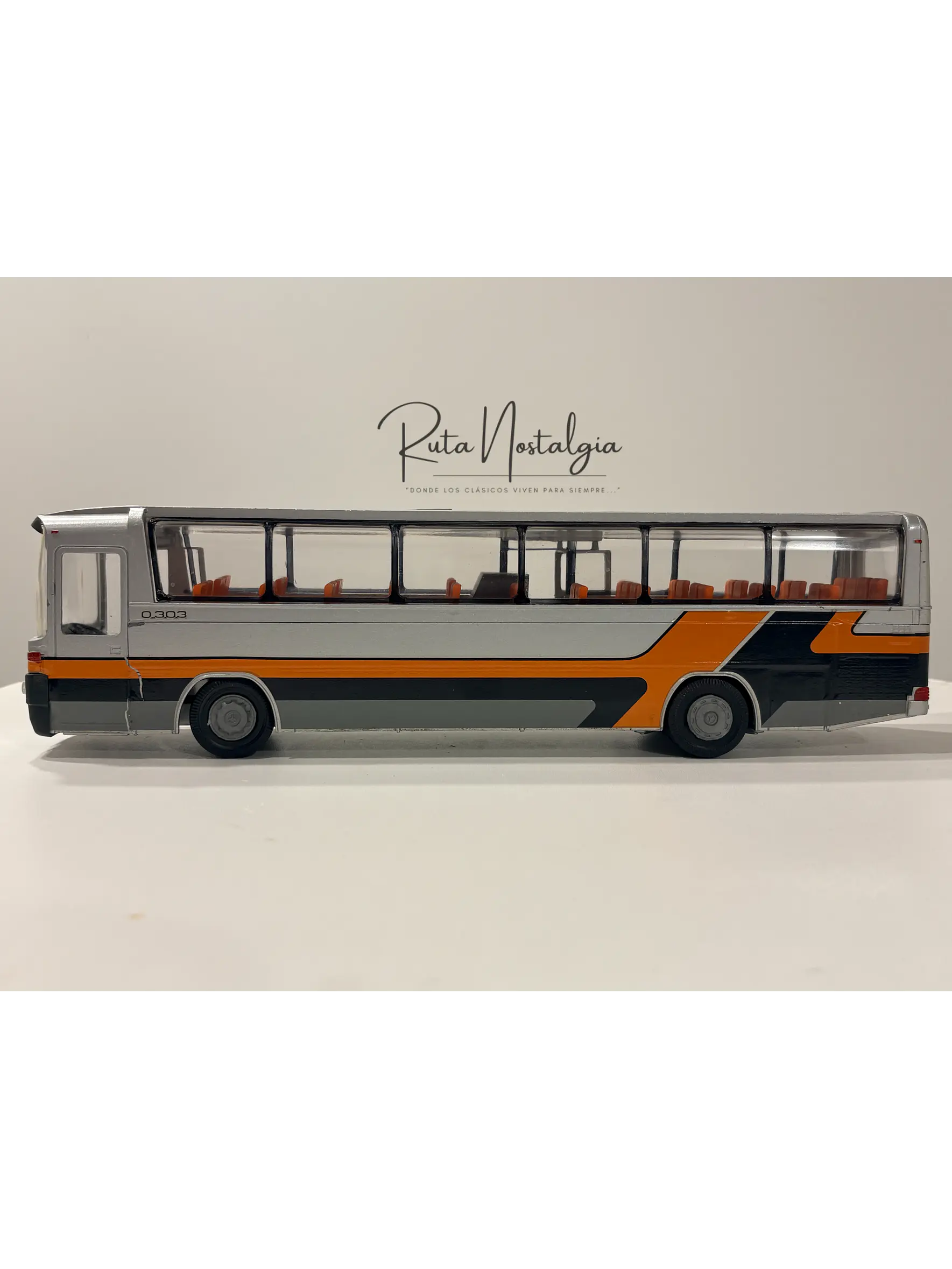 Bus Mercedes-Benz O 303 RHD | Conrad Modelle 1:40 -  West Germany | Bus interurbano clásico alemán de colección 21
