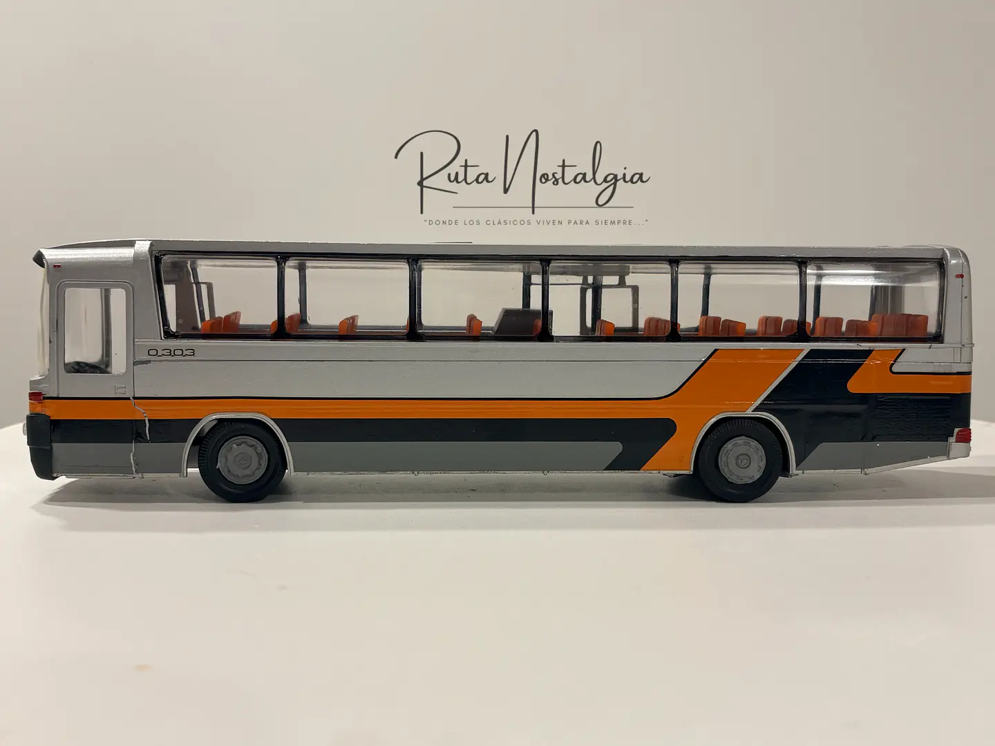 Bus Mercedes-Benz O 303 RHD | Conrad Modelle 1:40 -  West Germany | Bus interurbano clásico alemán de colección 21