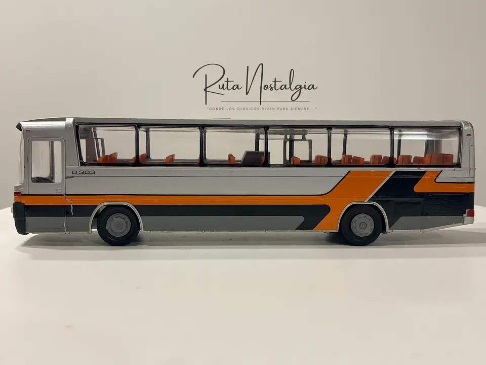 Bus Mercedes-Benz O 303 RHD | Conrad Modelle 1:40 -  West Germany | Bus interurbano clásico alemán de colección 21