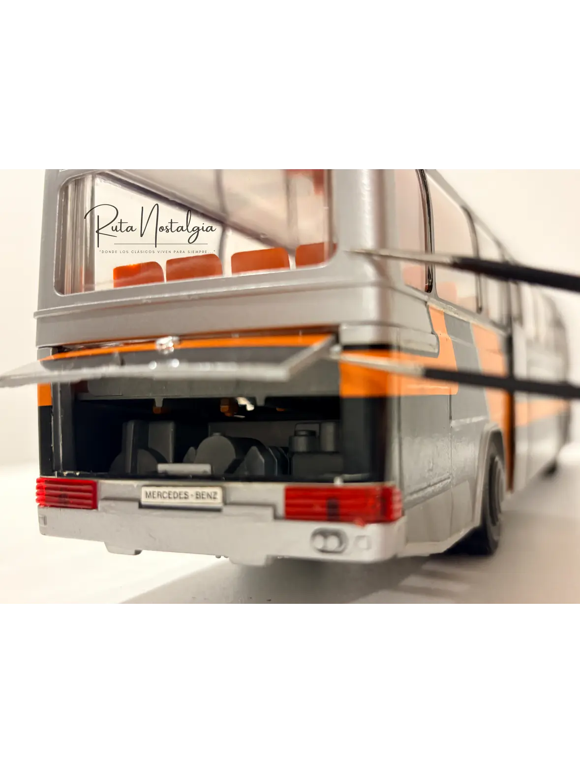 Bus Mercedes-Benz O 303 RHD | Conrad Modelle 1:40 -  West Germany | Bus interurbano clásico alemán de colección 18