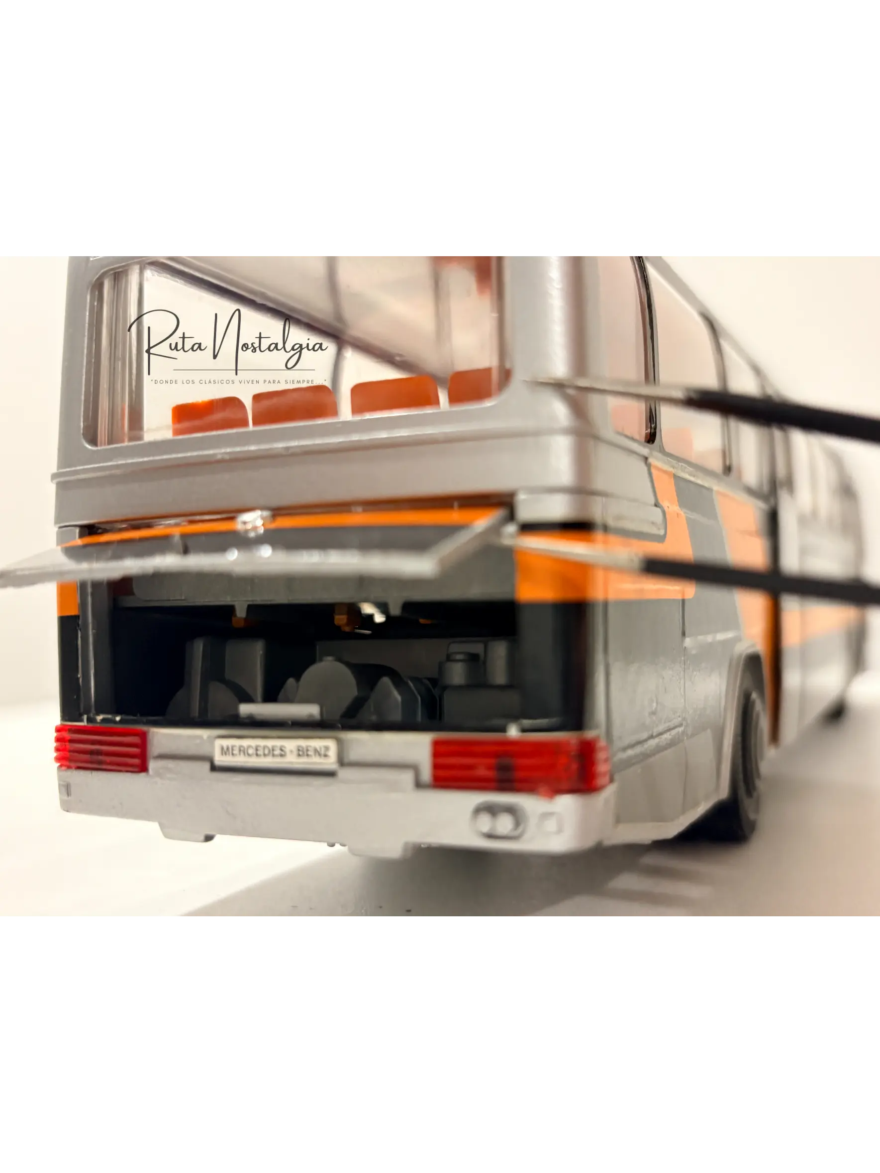 Bus Mercedes-Benz O 303 RHD | Conrad Modelle 1:40 -  West Germany | Bus interurbano clásico alemán de colección 18