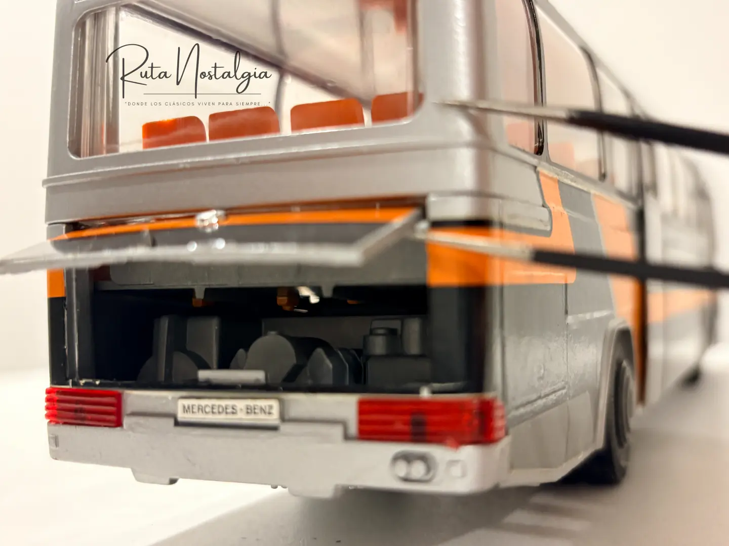 Bus Mercedes-Benz O 303 RHD | Conrad Modelle 1:40 -  West Germany | Bus interurbano clásico alemán de colección 18