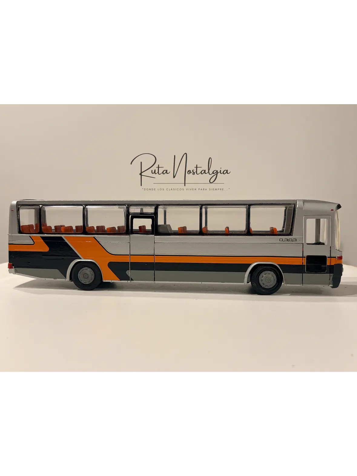 Bus Mercedes-Benz O 303 RHD | Conrad Modelle 1:40 -  West Germany | Bus interurbano clásico alemán de colección 19