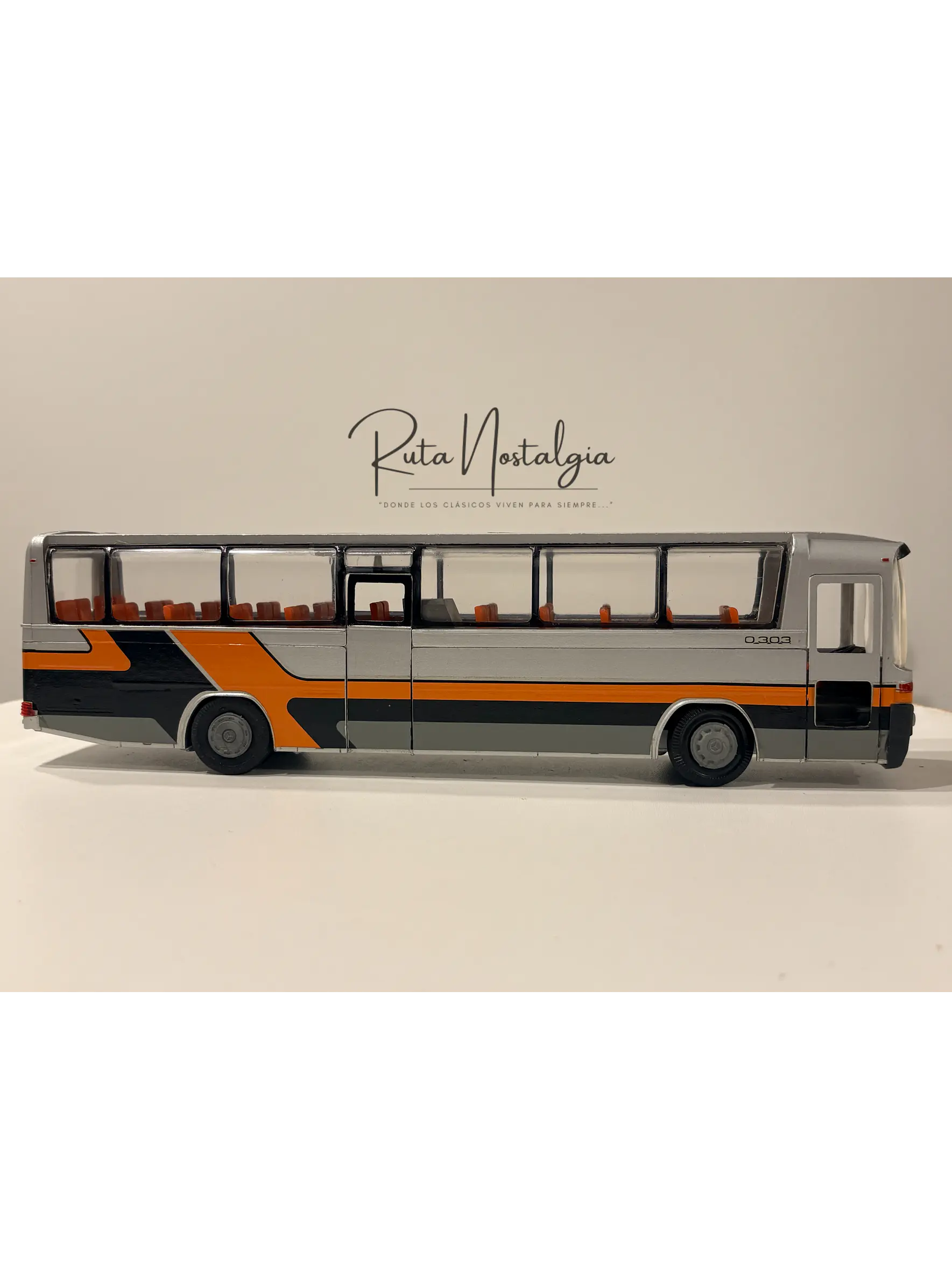 Bus Mercedes-Benz O 303 RHD | Conrad Modelle 1:40 -  West Germany | Bus interurbano clásico alemán de colección 19