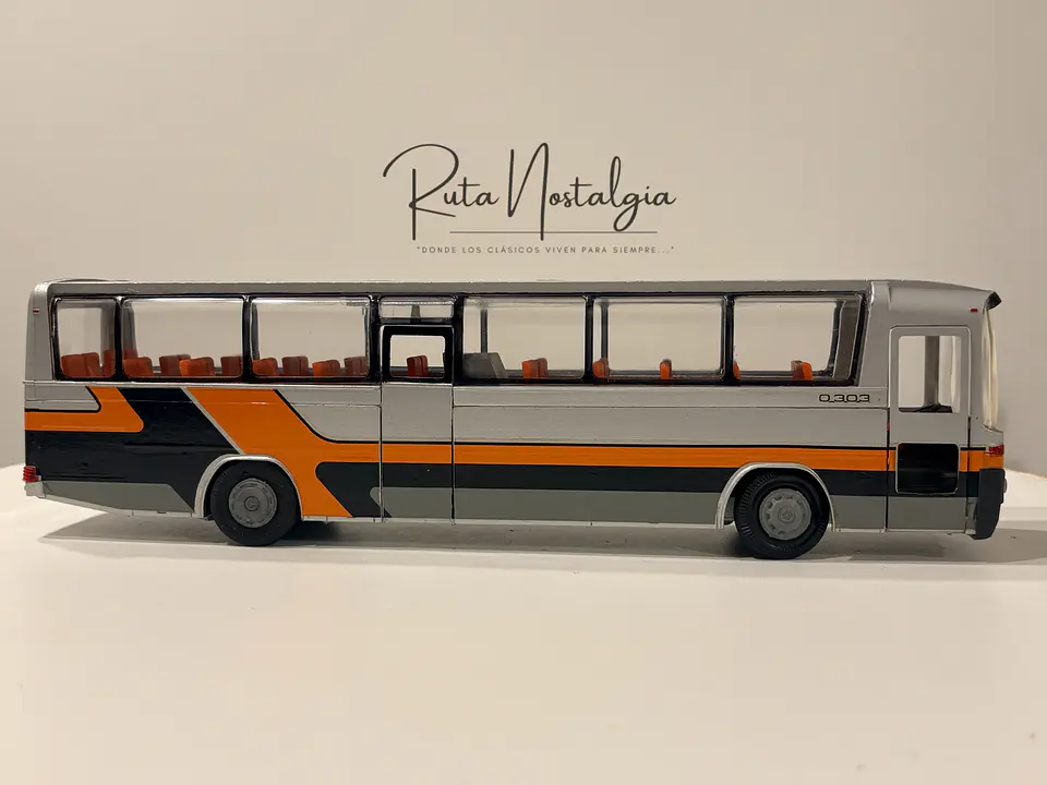 Bus Mercedes-Benz O 303 RHD | Conrad Modelle 1:40 -  West Germany | Bus interurbano clásico alemán de colección 19