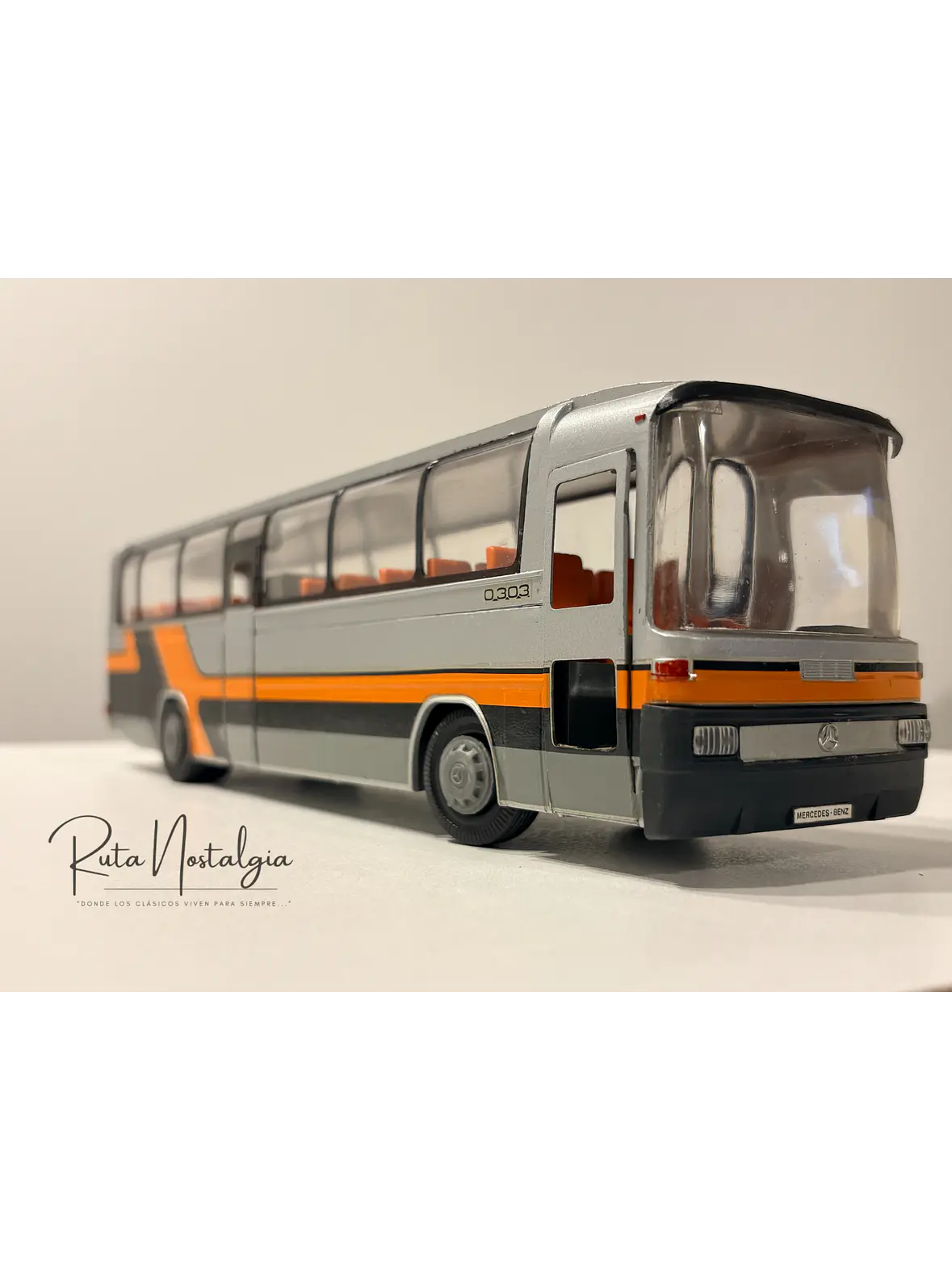 Bus Mercedes-Benz O 303 RHD | Conrad Modelle 1:40 -  West Germany | Bus interurbano clásico alemán de colección 20
