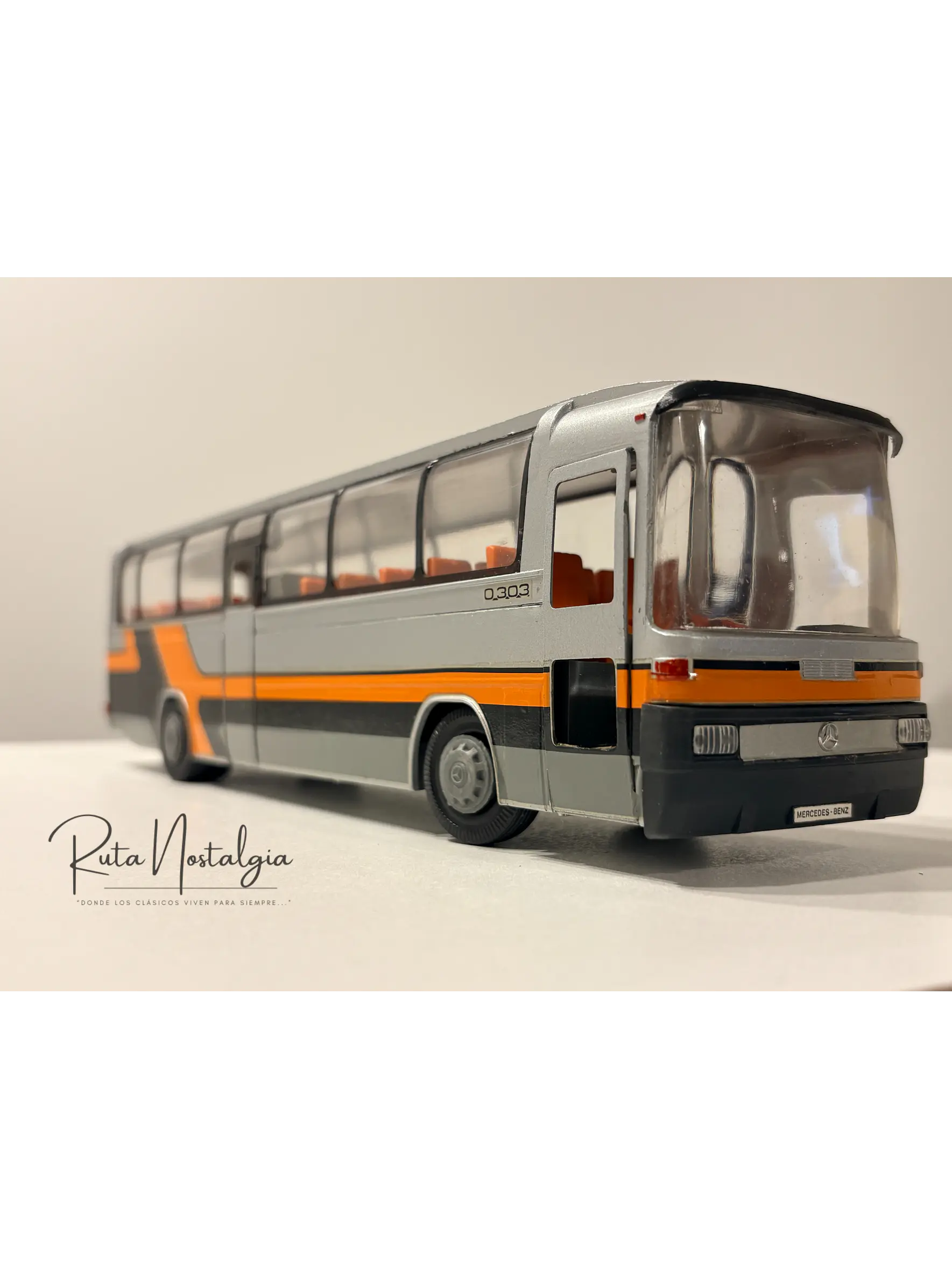 Bus Mercedes-Benz O 303 RHD | Conrad Modelle 1:40 -  West Germany | Bus interurbano clásico alemán de colección 20