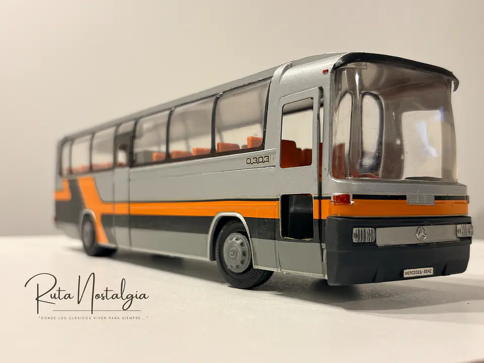 Bus Mercedes-Benz O 303 RHD | Conrad Modelle 1:40 -  West Germany | Bus interurbano clásico alemán de colección 20