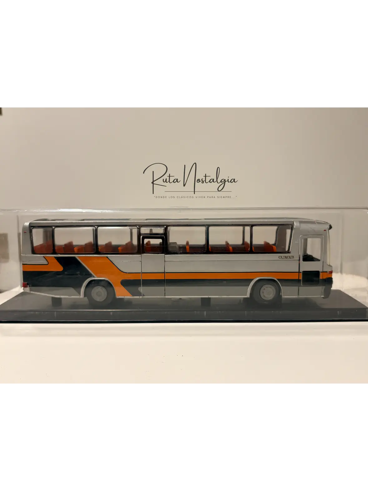 Bus Mercedes-Benz O 303 RHD | Conrad Modelle 1:40 -  West Germany | Bus interurbano clásico alemán de colección 22