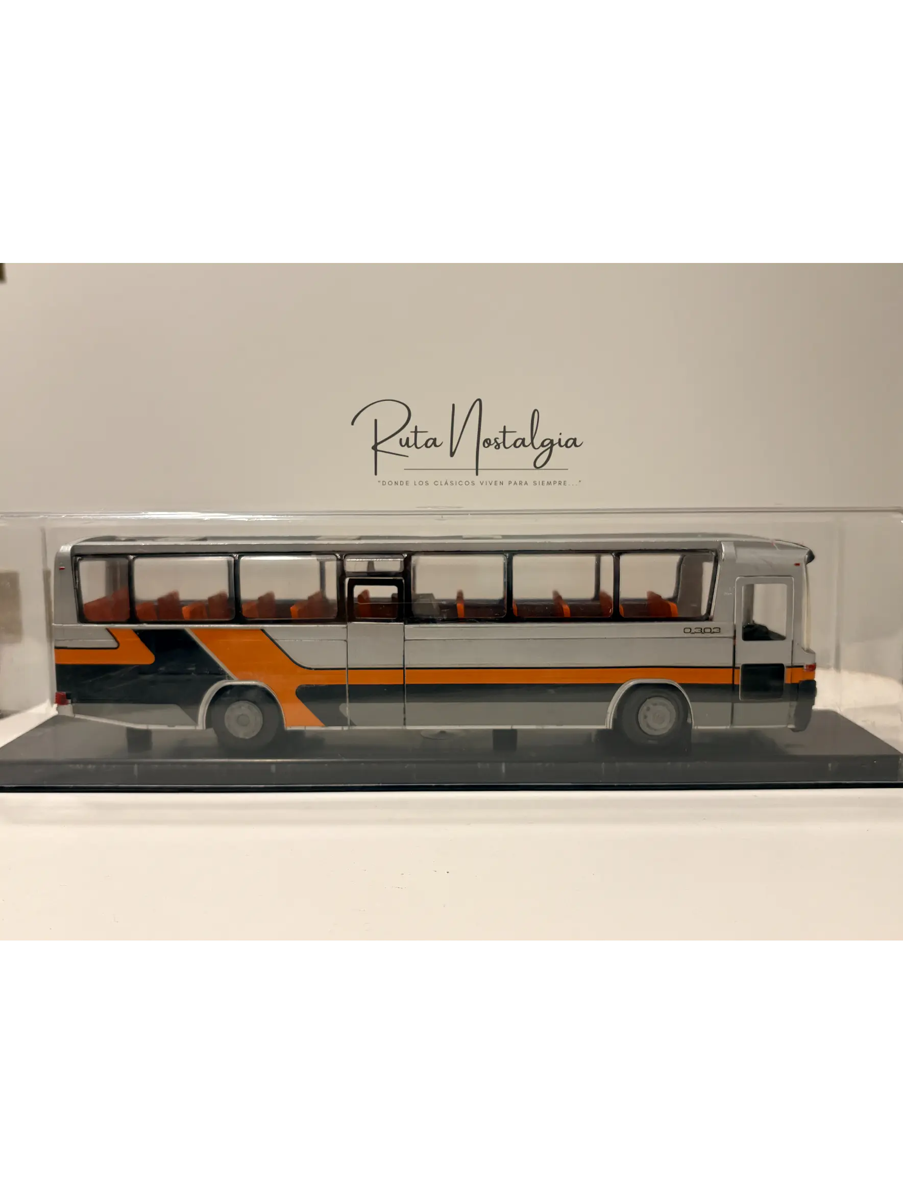 Bus Mercedes-Benz O 303 RHD | Conrad Modelle 1:40 -  West Germany | Bus interurbano clásico alemán de colección 22