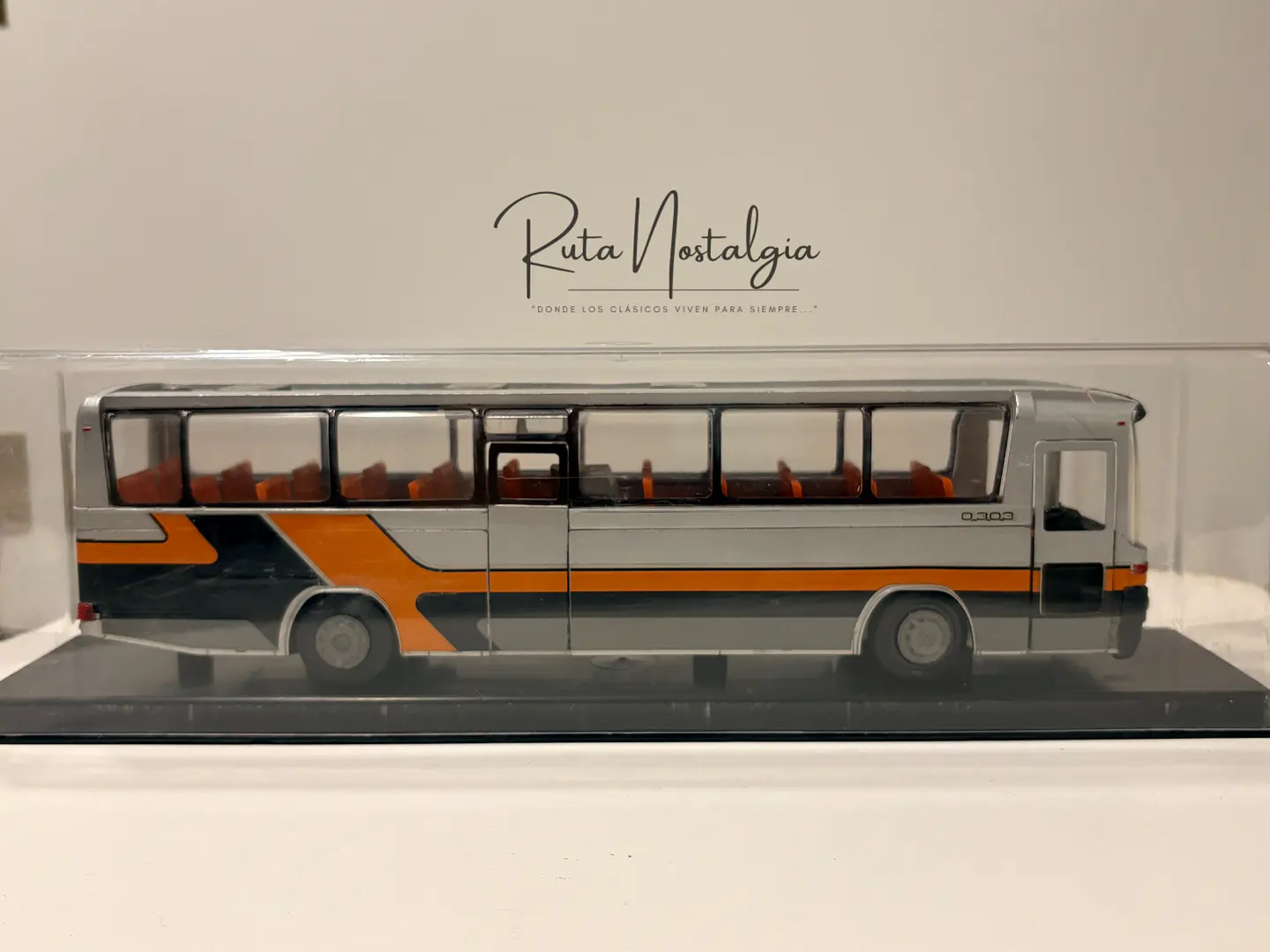 Bus Mercedes-Benz O 303 RHD | Conrad Modelle 1:40 -  West Germany | Bus interurbano clásico alemán de colección 22