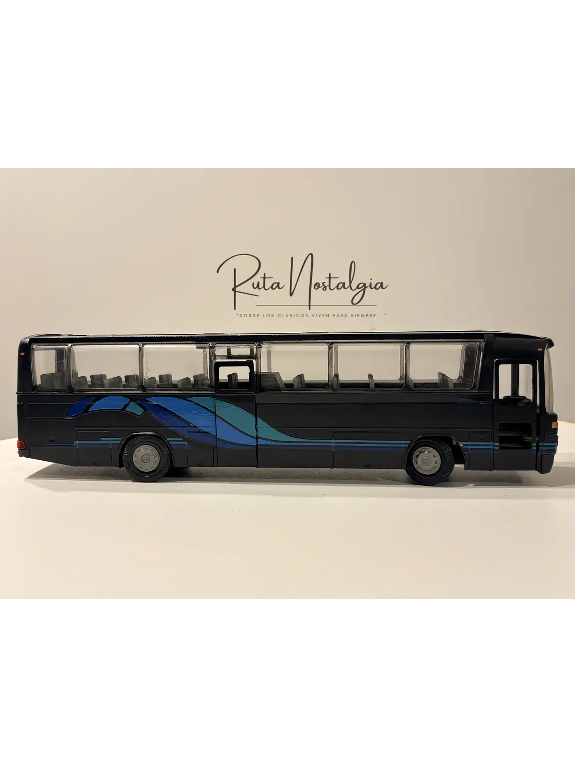 Bus Mercedes-Benz O 303 RHD | Conrad Modelle 1:40 -  West Germany | Bus interurbano clásico alemán de colección 8