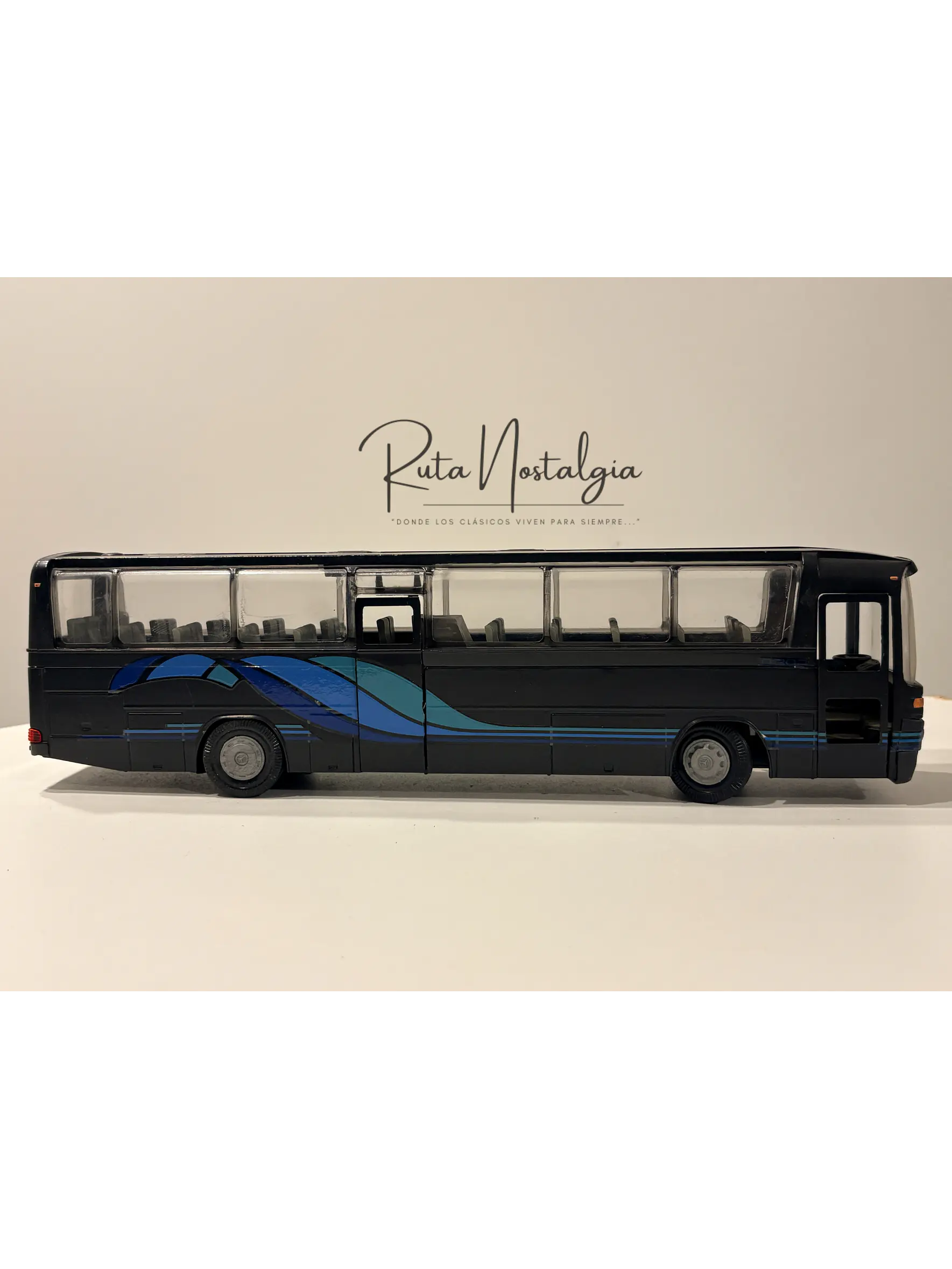 Bus Mercedes-Benz O 303 RHD | Conrad Modelle 1:40 -  West Germany | Bus interurbano clásico alemán de colección 8