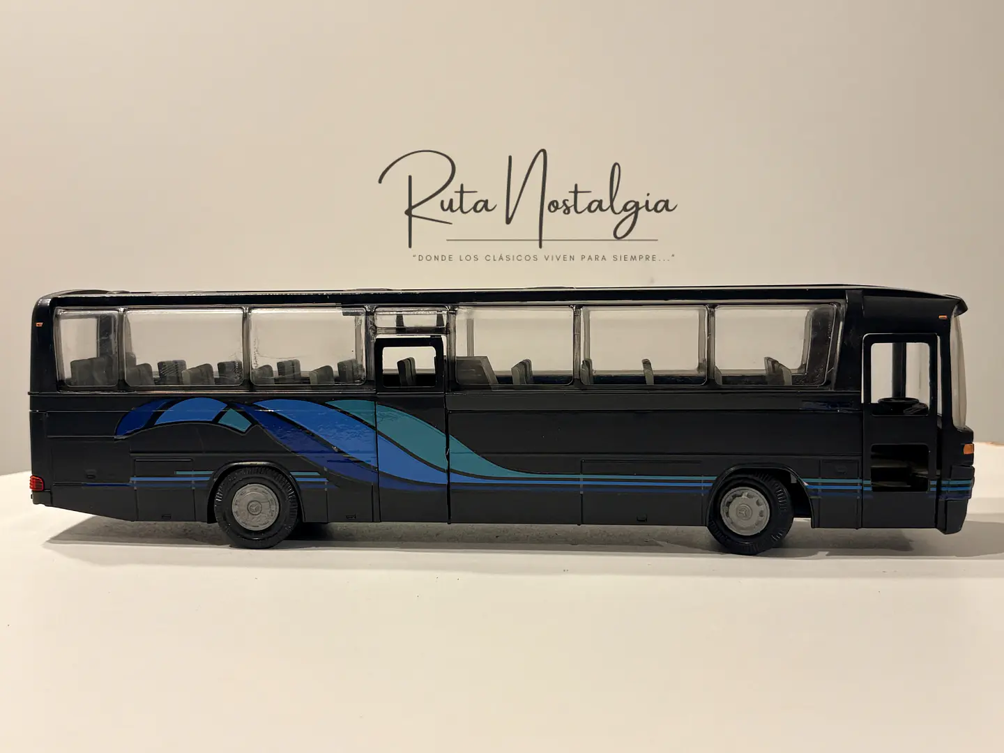 Bus Mercedes-Benz O 303 RHD | Conrad Modelle 1:40 -  West Germany | Bus interurbano clásico alemán de colección 8