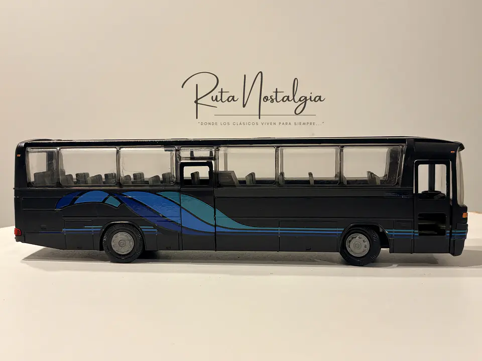 Bus Mercedes-Benz O 303 RHD | Conrad Modelle 1:40 -  West Germany | Bus interurbano clásico alemán de colección 8