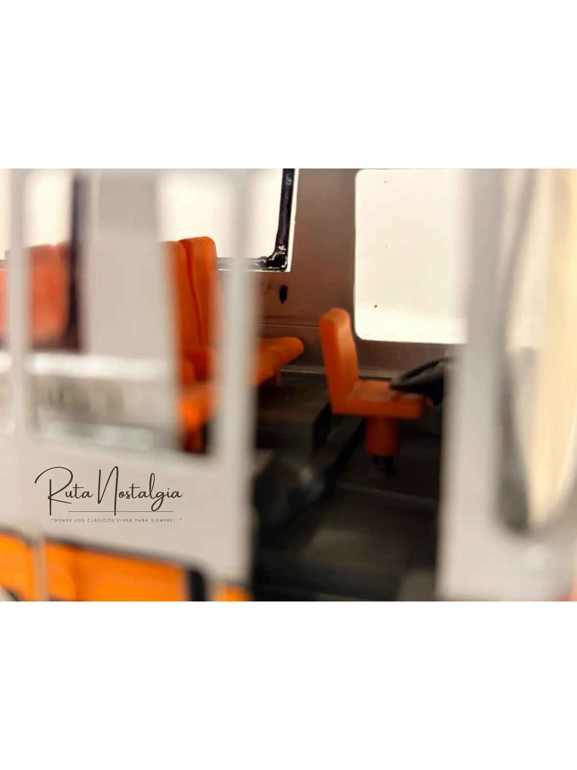 Bus Mercedes-Benz O 303 RHD | Conrad Modelle 1:40 -  West Germany | Bus interurbano clásico alemán de colección 17