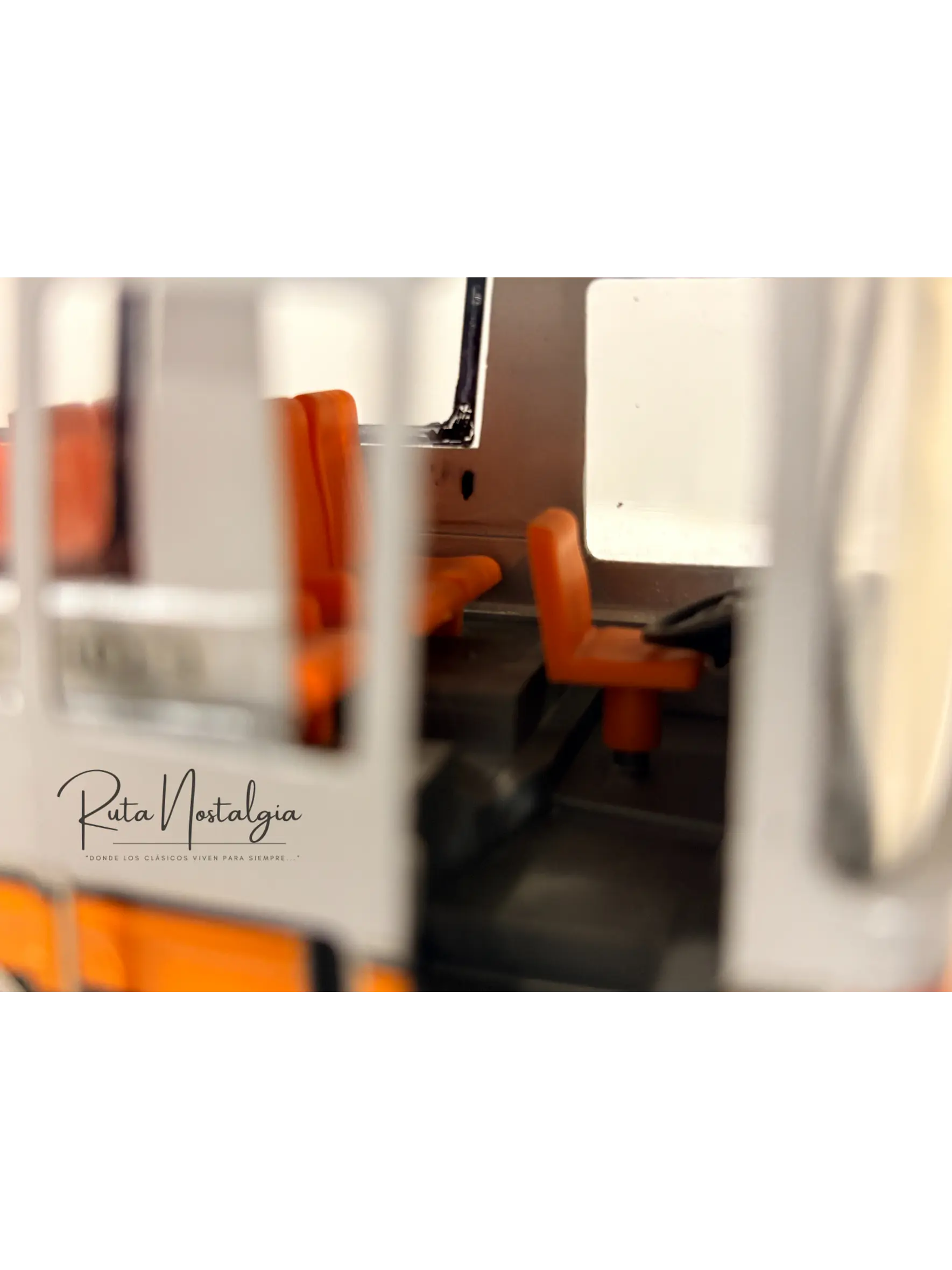 Bus Mercedes-Benz O 303 RHD | Conrad Modelle 1:40 -  West Germany | Bus interurbano clásico alemán de colección 17