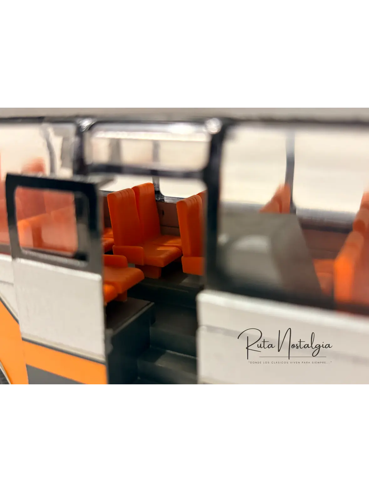 Bus Mercedes-Benz O 303 RHD | Conrad Modelle 1:40 -  West Germany | Bus interurbano clásico alemán de colección 16