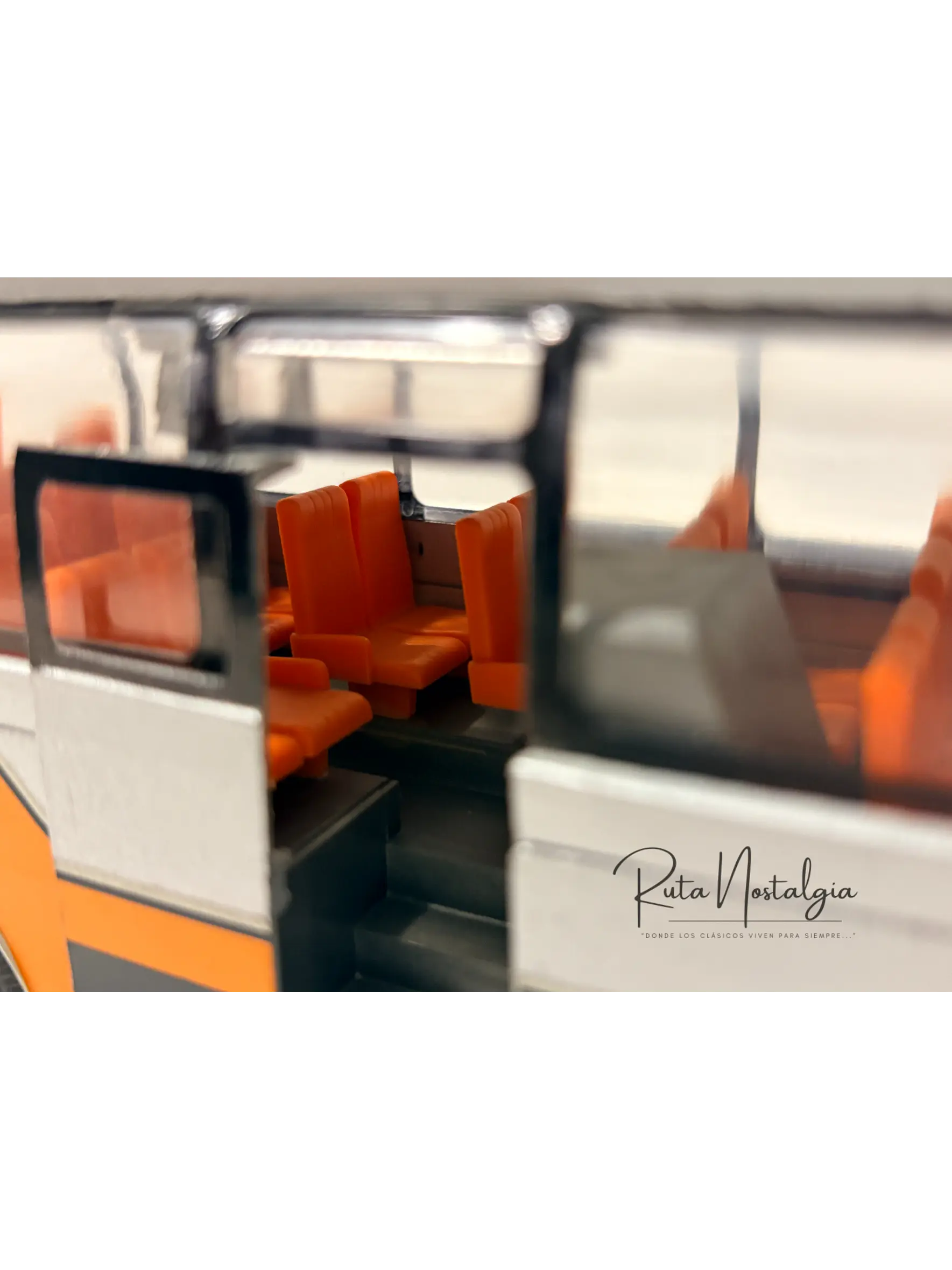 Bus Mercedes-Benz O 303 RHD | Conrad Modelle 1:40 -  West Germany | Bus interurbano clásico alemán de colección 16