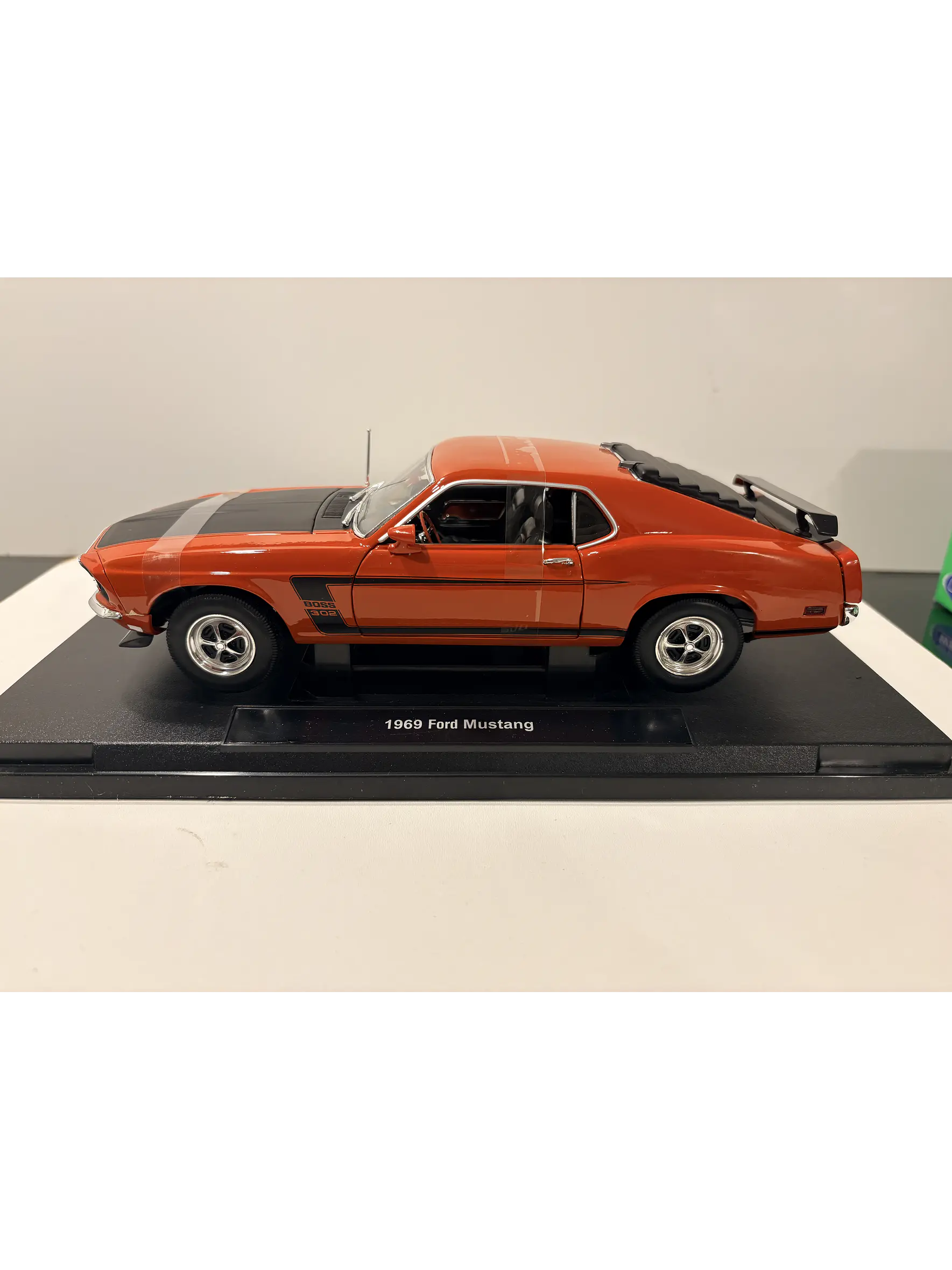 Auto Ford Mustang Boss 302 1969 Welly 1:18 | Muscle Car Clásico de Colección en Chile 5