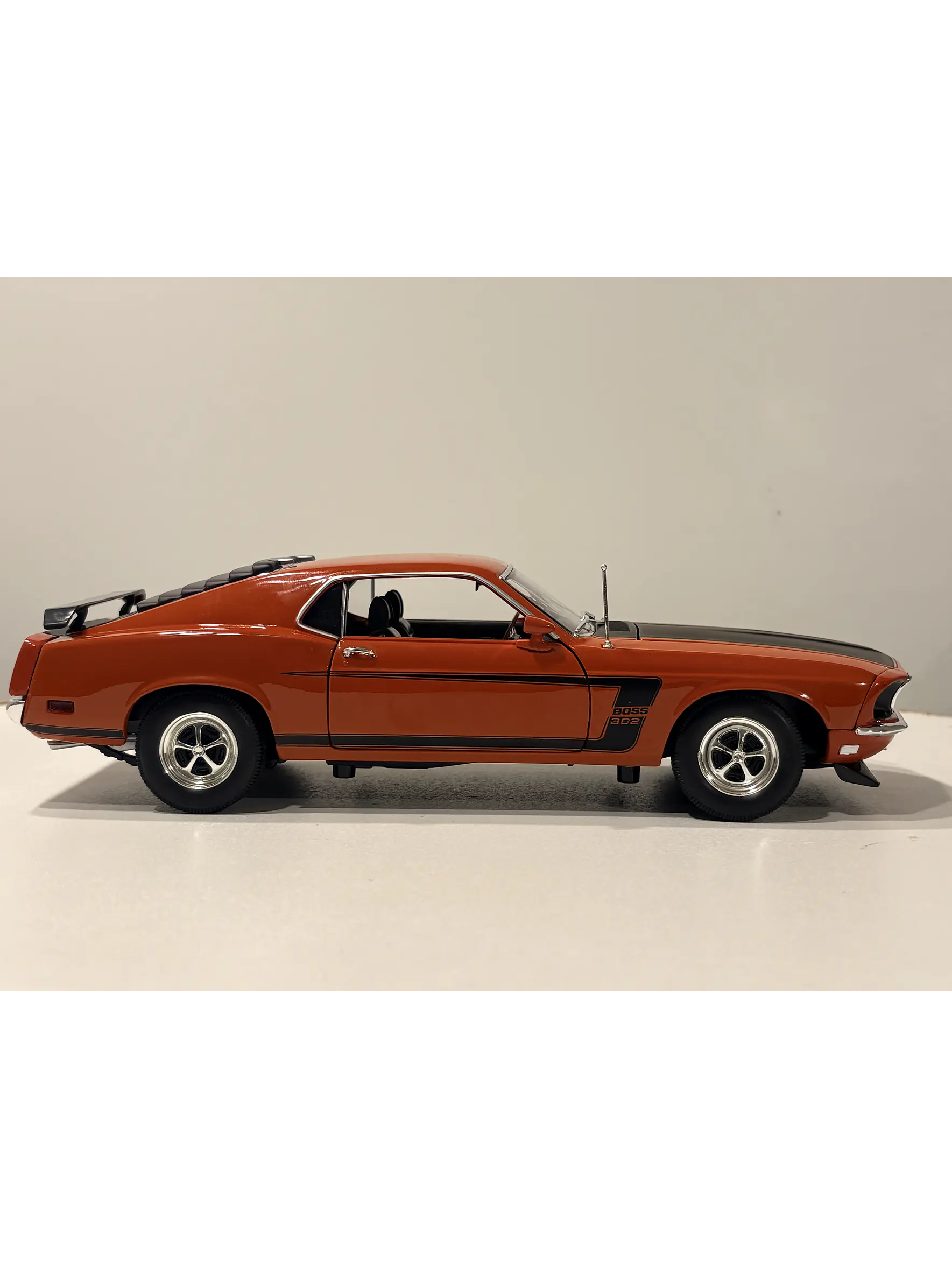Auto Ford Mustang Boss 302 1969 Welly 1:18 | Muscle Car Clásico de Colección en Chile 8