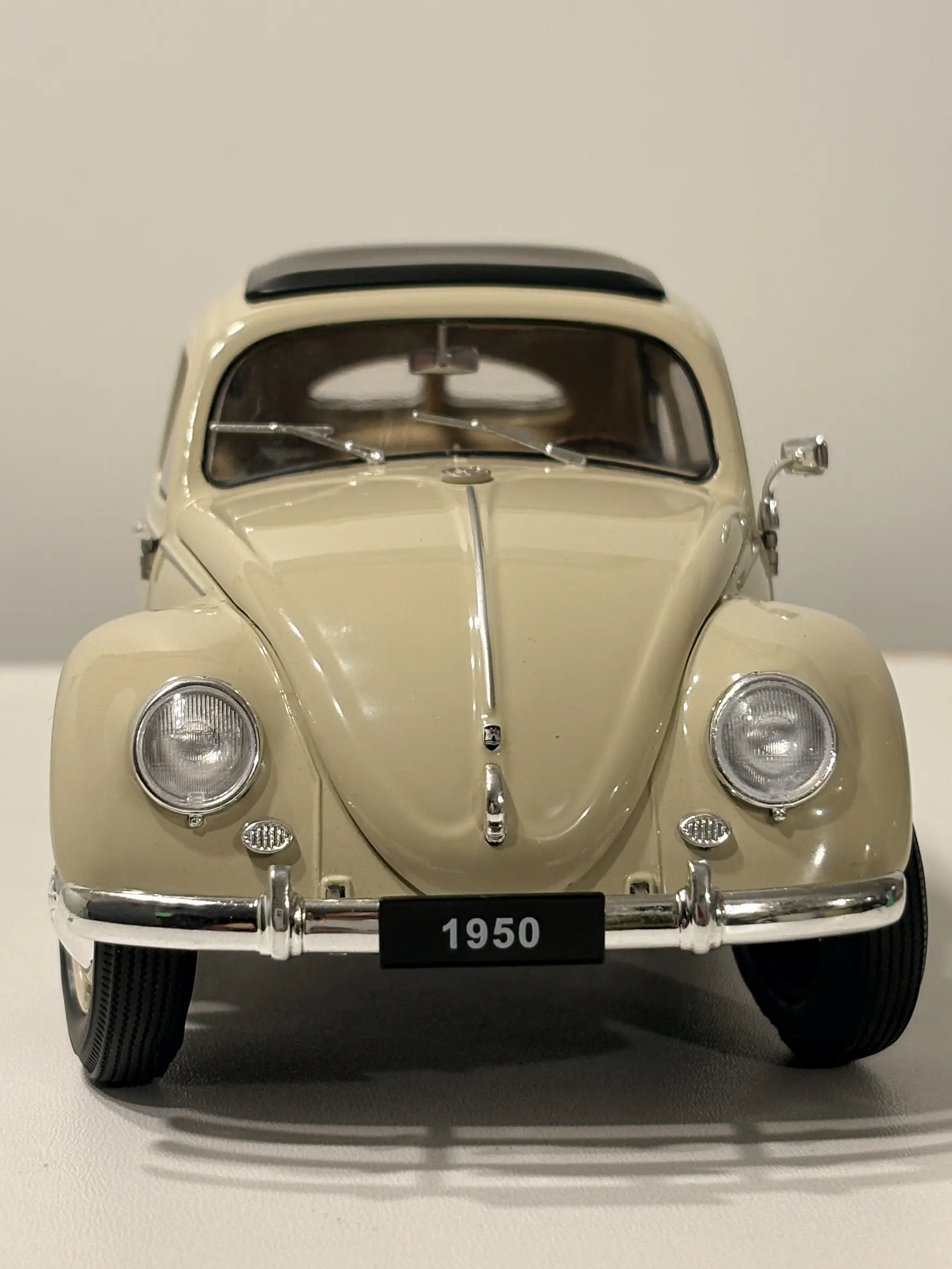 Auto Volkswagen Escarabajo (1950) | Welly, escala 1:18 -  VW Käfer Brezelfenster,  split-window de colección en Chile 3