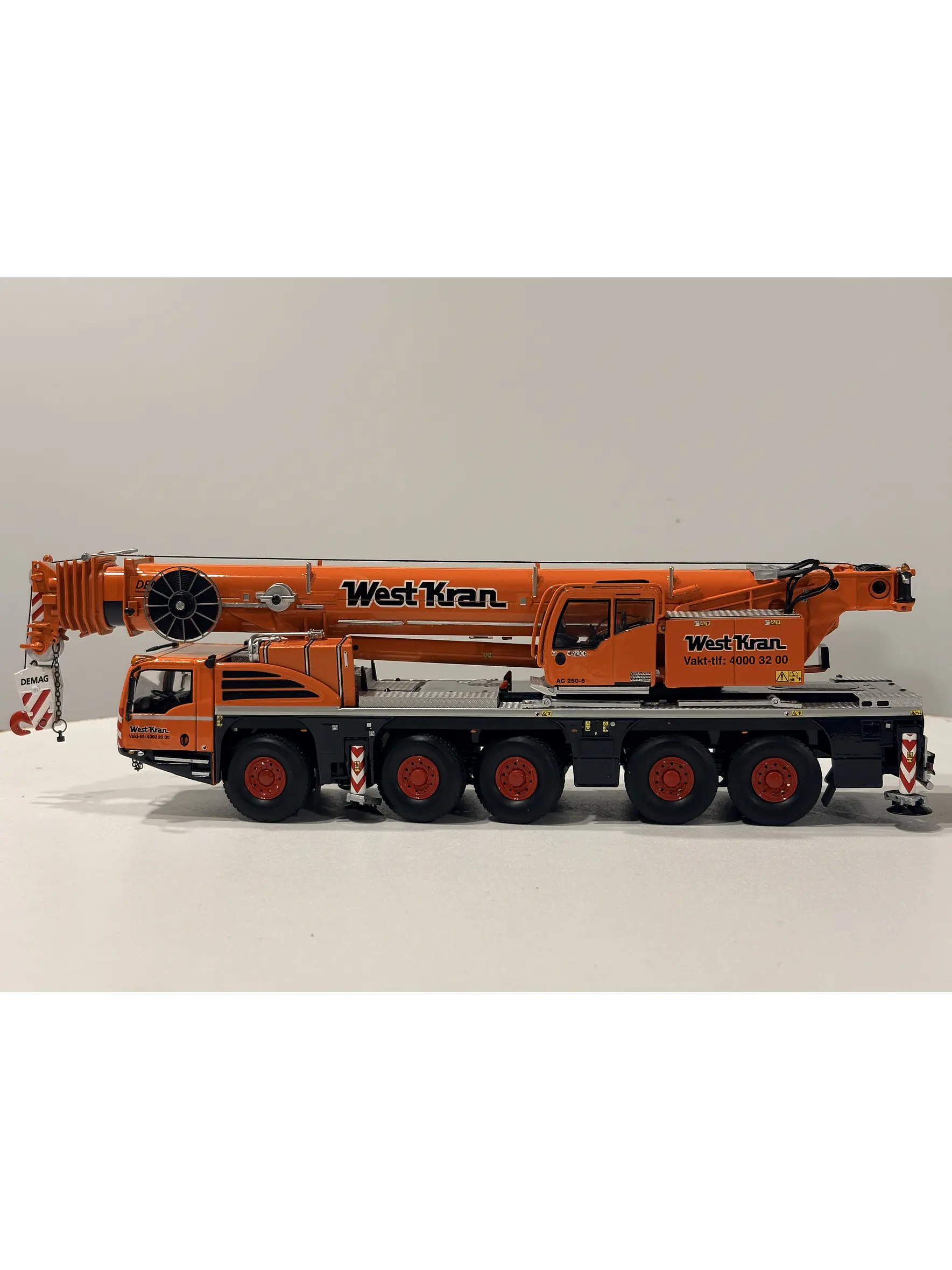Grúa móvil todo terreno Demag AC 250-5 Westkran | IMC models 32-0148, escala  1:50 | Grúa todo terreno de 250 toneladas de colección.  8