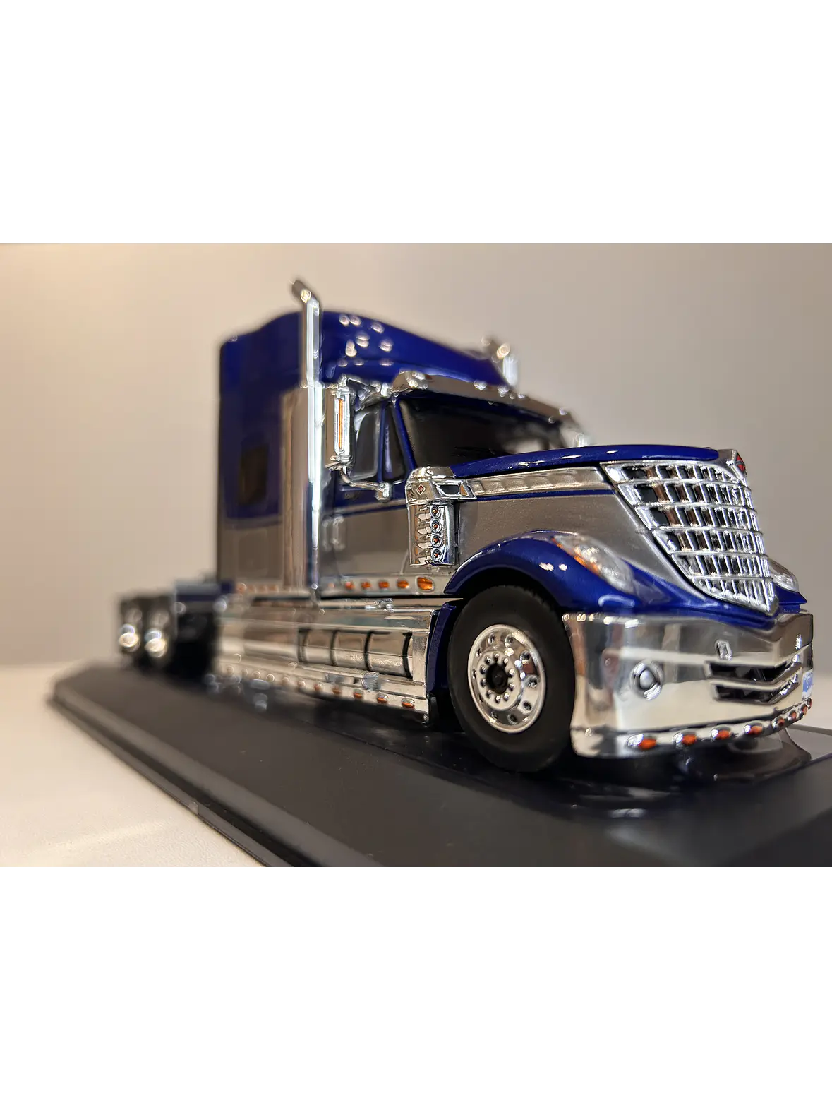 International LoneStar 2010  – IXO Models 1:43 – Diseño Americano Premium 1