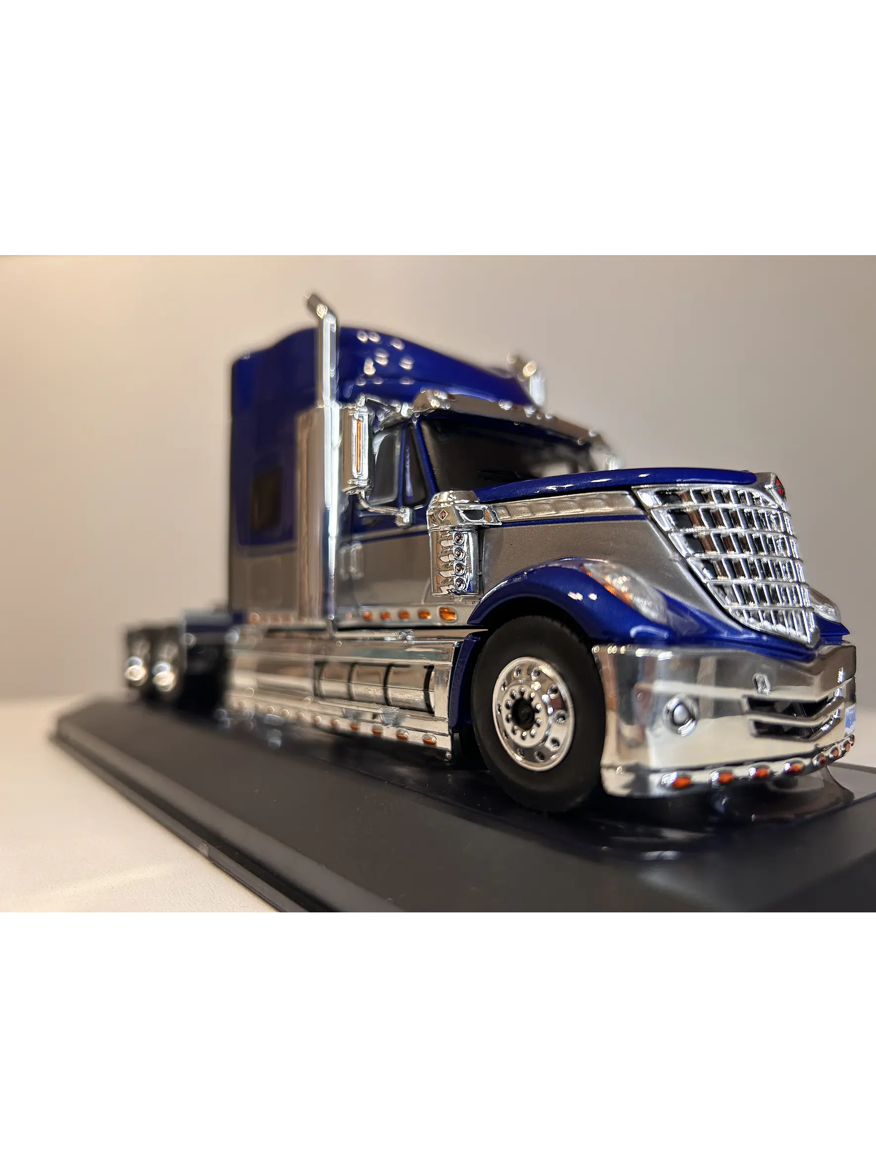 International LoneStar 2010  – IXO Models 1:43 – Diseño Americano Premium 1