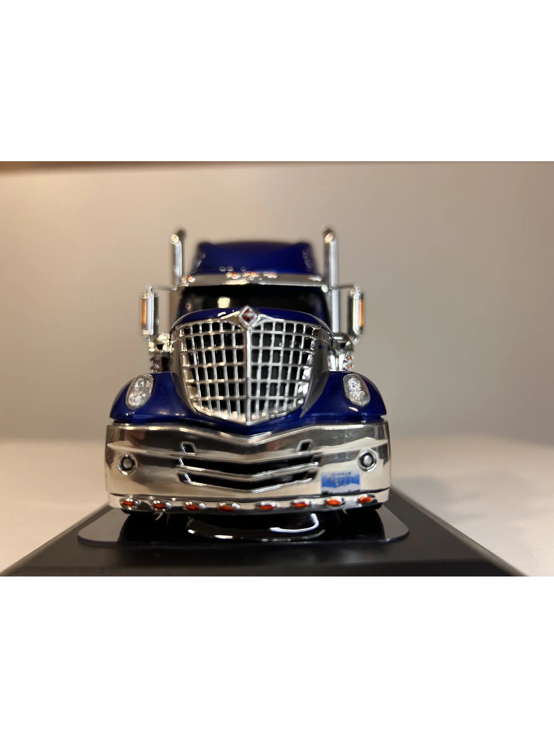International LoneStar 2010  – IXO Models 1:43 – Diseño Americano Premium 2