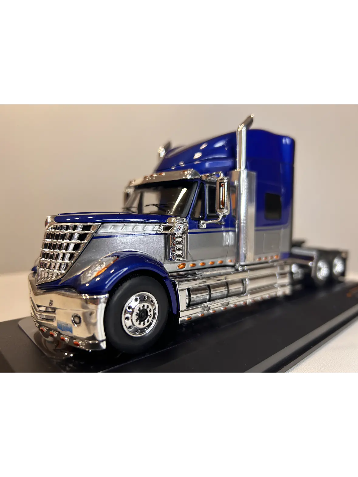 International LoneStar 2010  – IXO Models 1:43 – Diseño Americano Premium 3