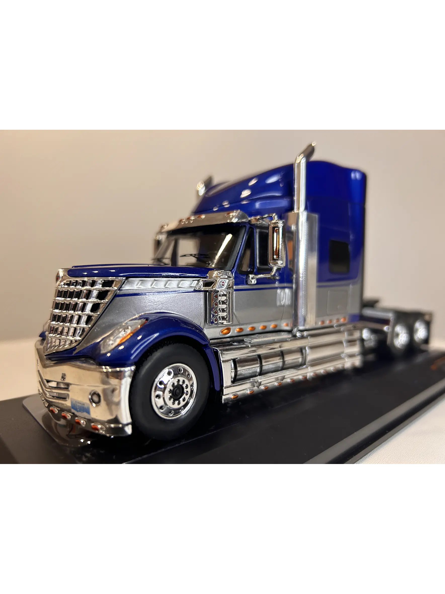 International LoneStar 2010  – IXO Models 1:43 – Diseño Americano Premium 3