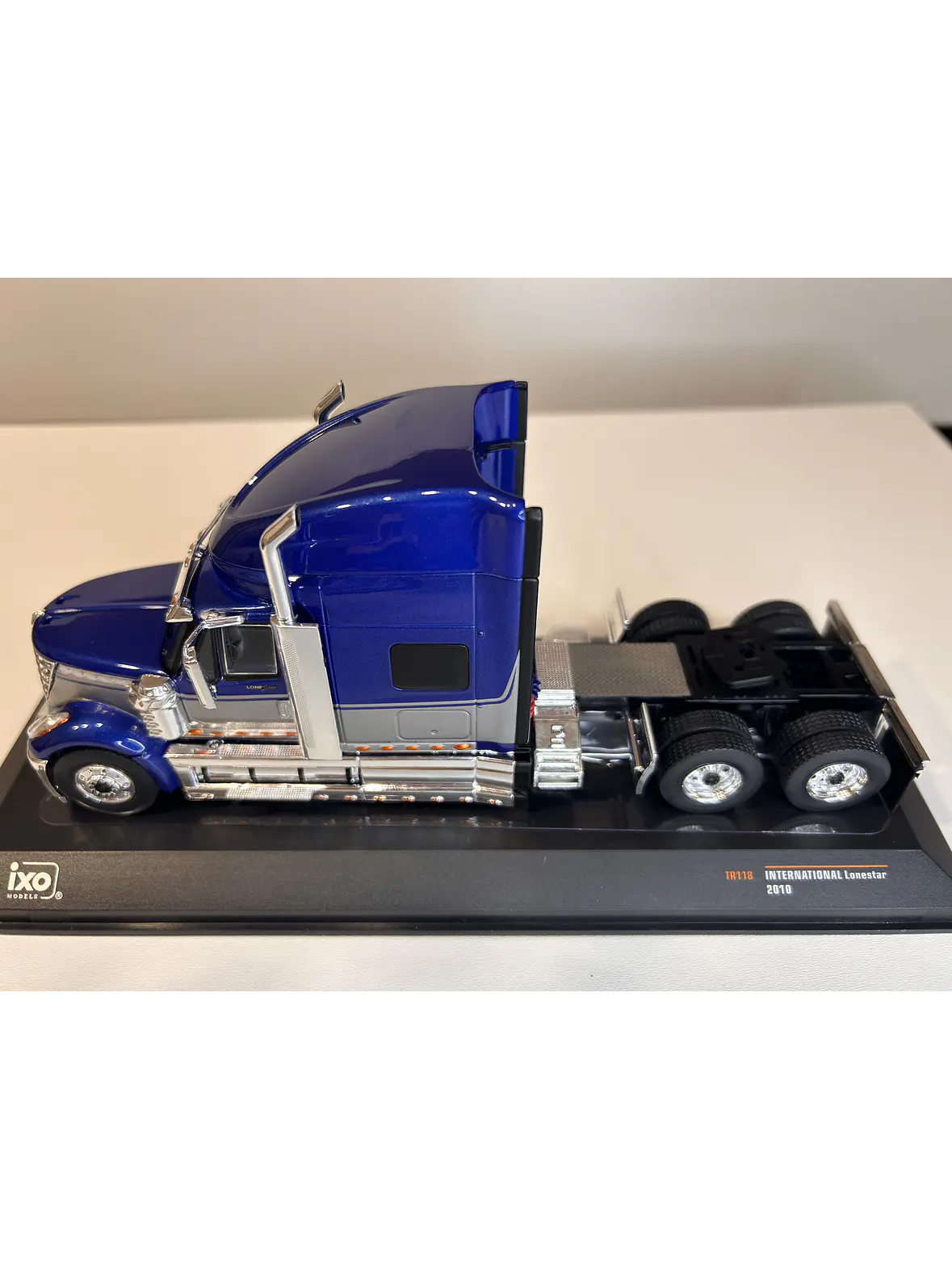International LoneStar 2010  – IXO Models 1:43 – Diseño Americano Premium 4