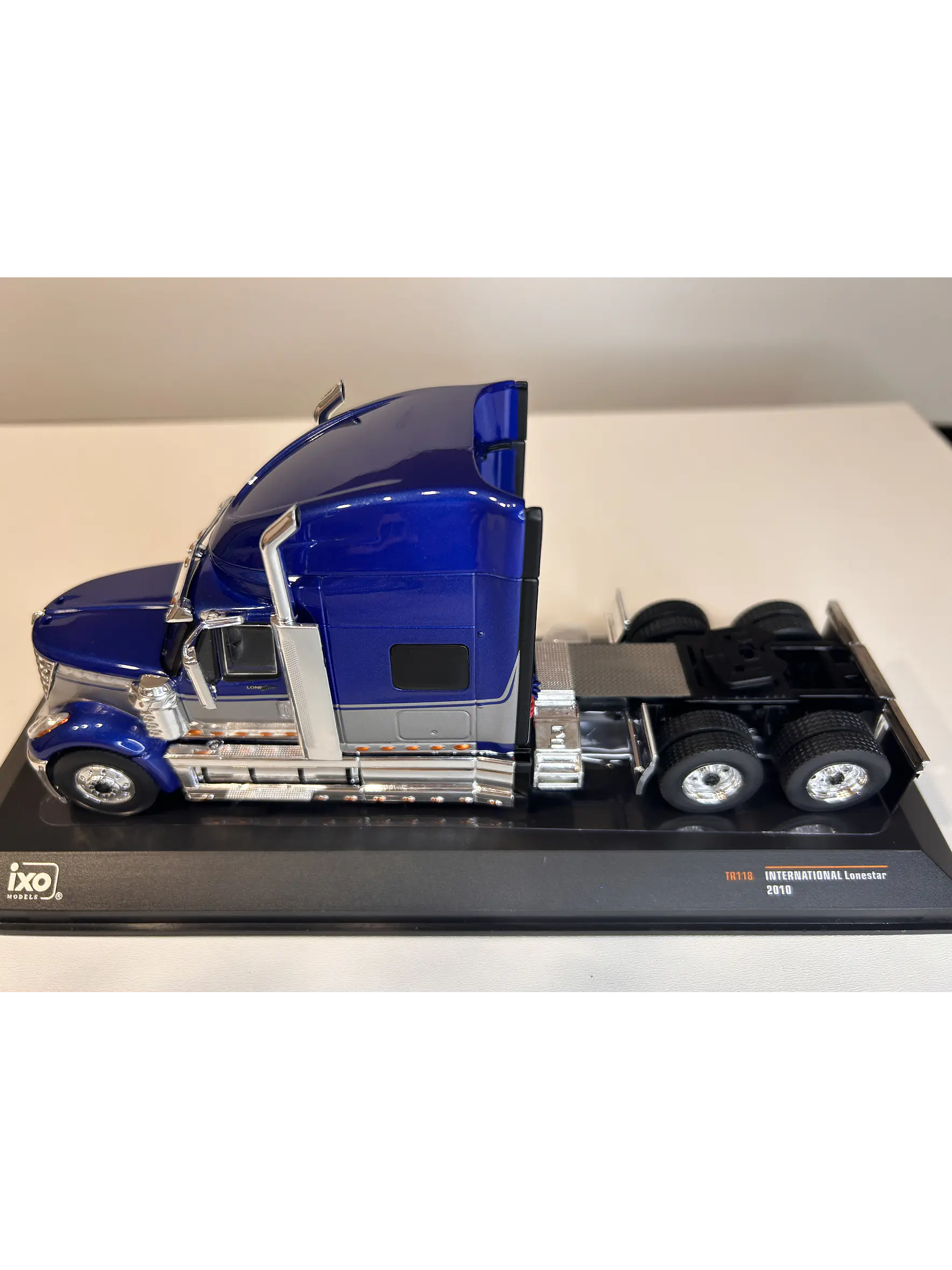 International LoneStar 2010  – IXO Models 1:43 – Diseño Americano Premium 4