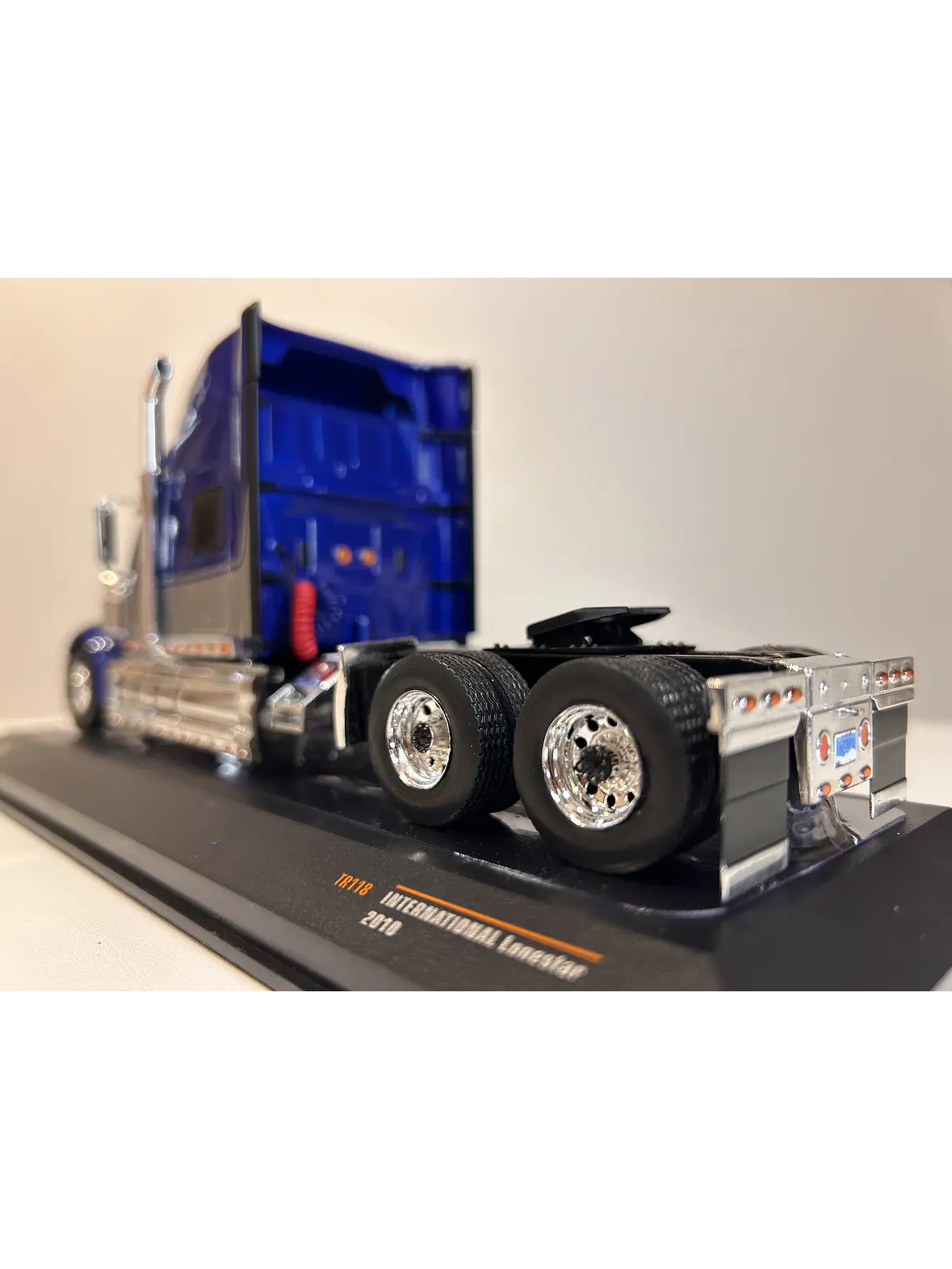 International LoneStar 2010  – IXO Models 1:43 – Diseño Americano Premium 5