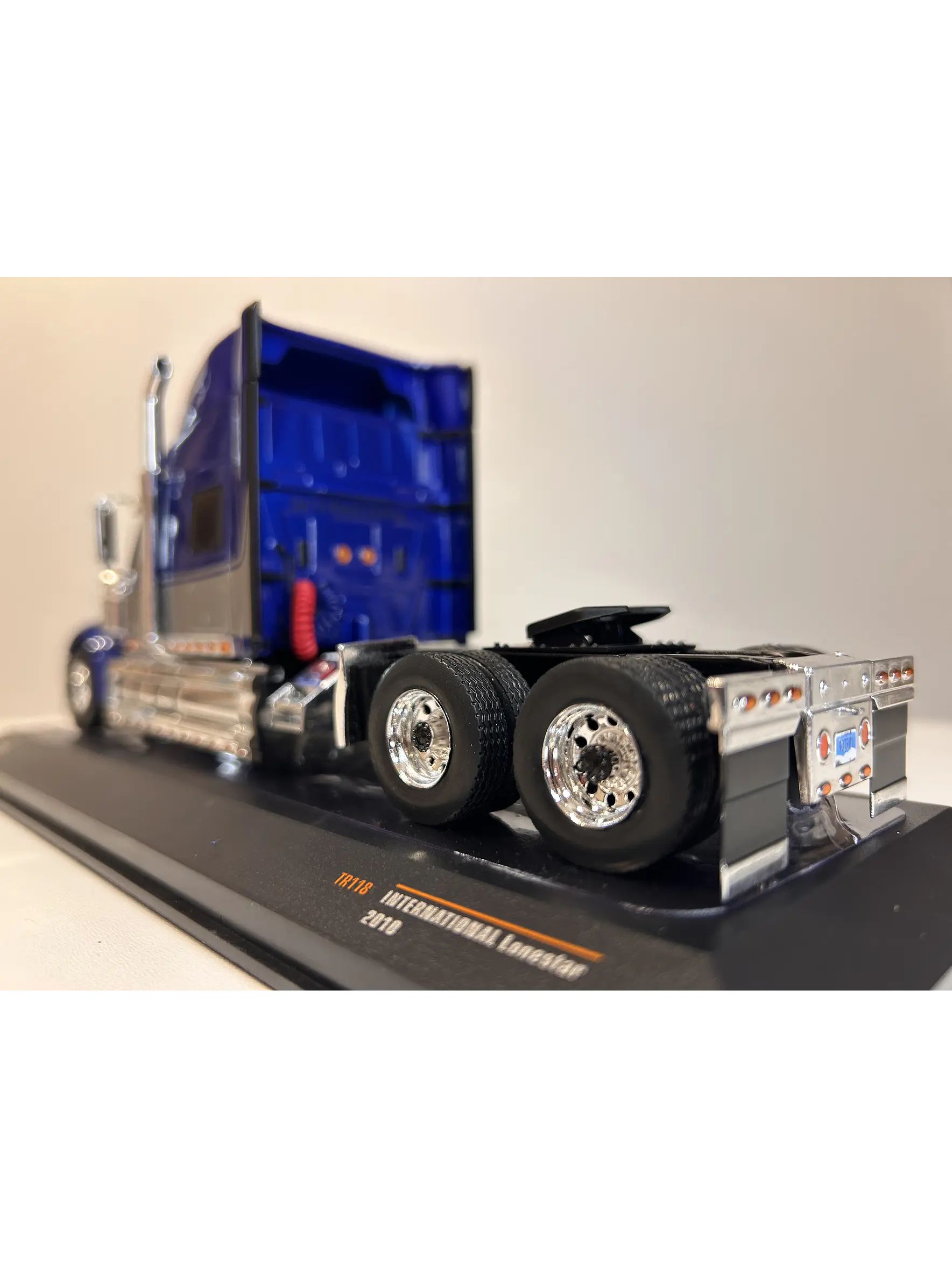 International LoneStar 2010  – IXO Models 1:43 – Diseño Americano Premium 5