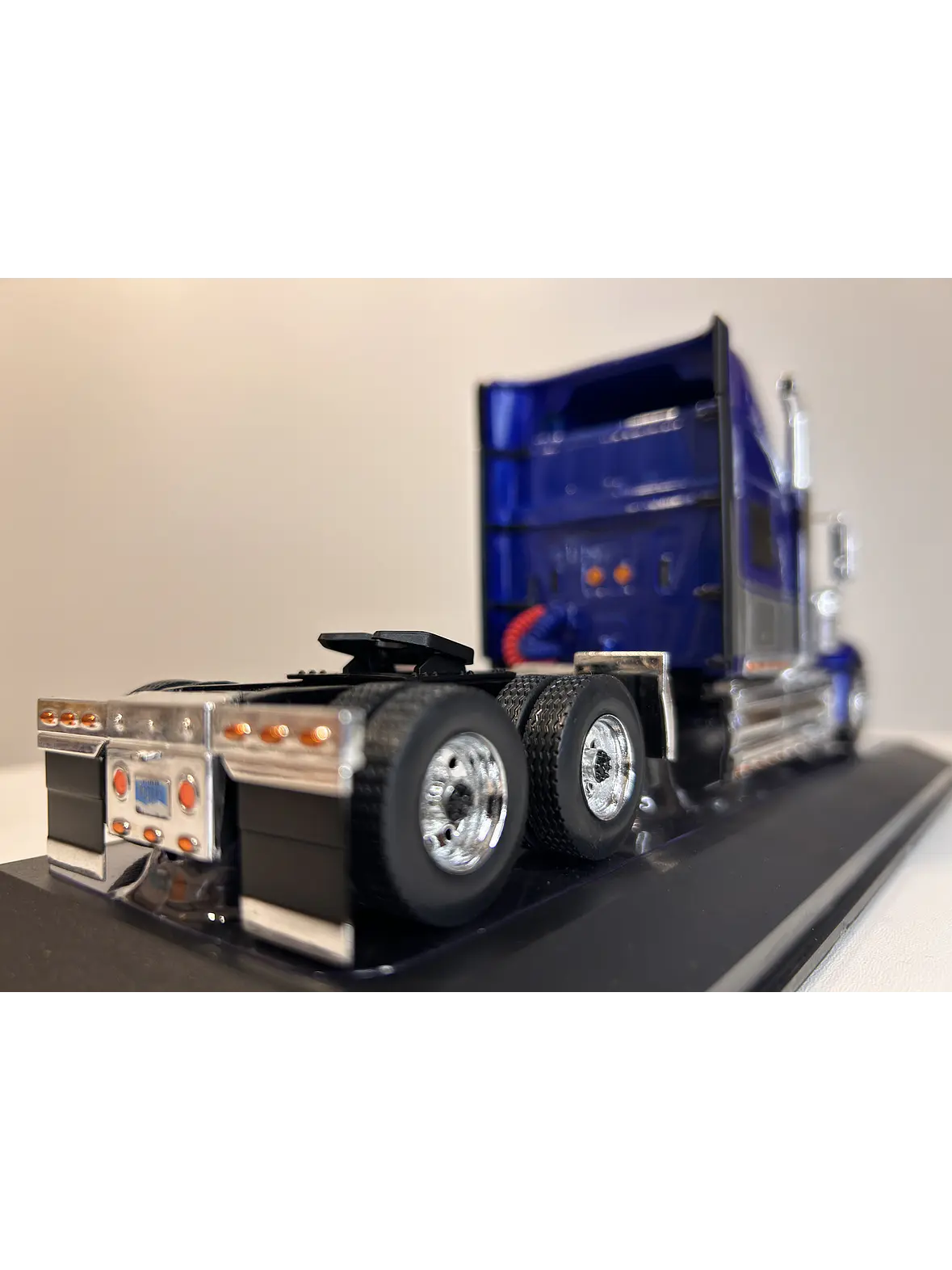 International LoneStar 2010  – IXO Models 1:43 – Diseño Americano Premium 7