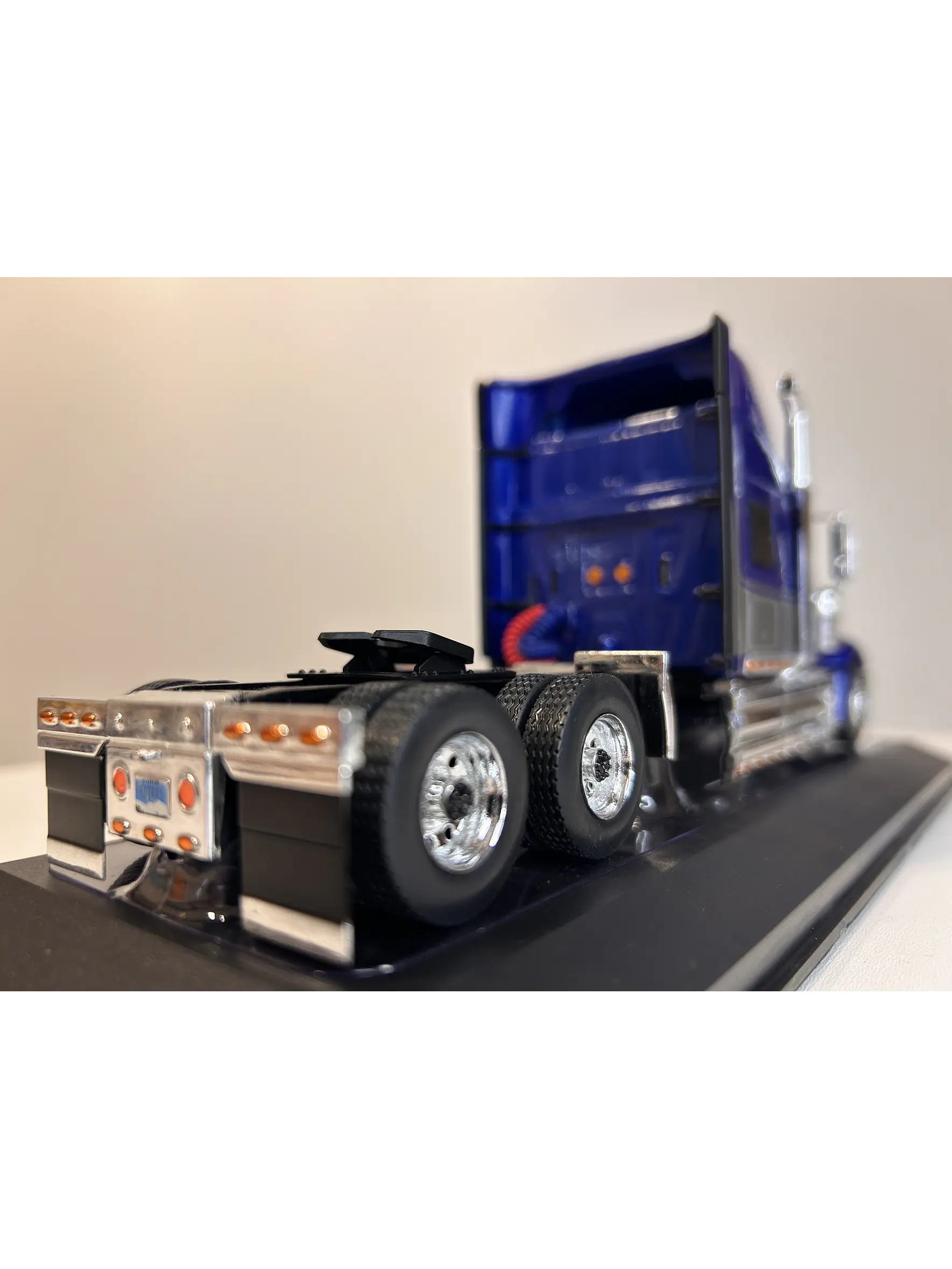 International LoneStar 2010  – IXO Models 1:43 – Diseño Americano Premium 7