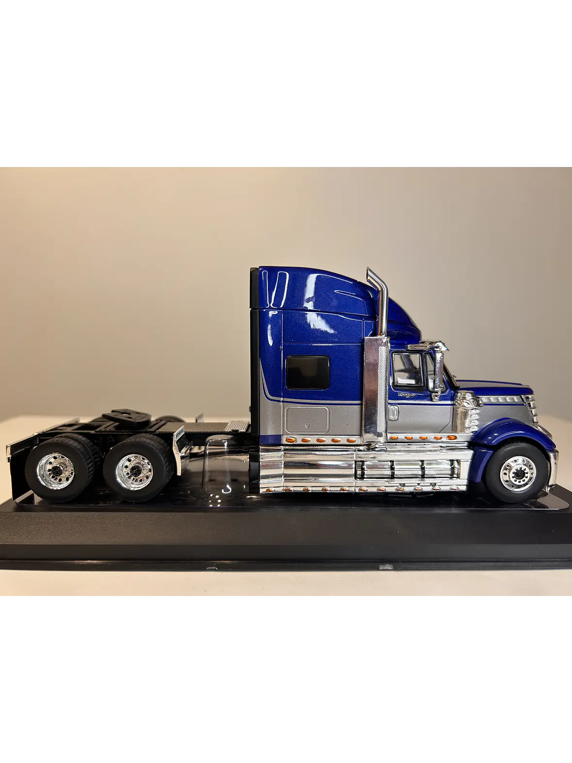 International LoneStar 2010  – IXO Models 1:43 – Diseño Americano Premium 8