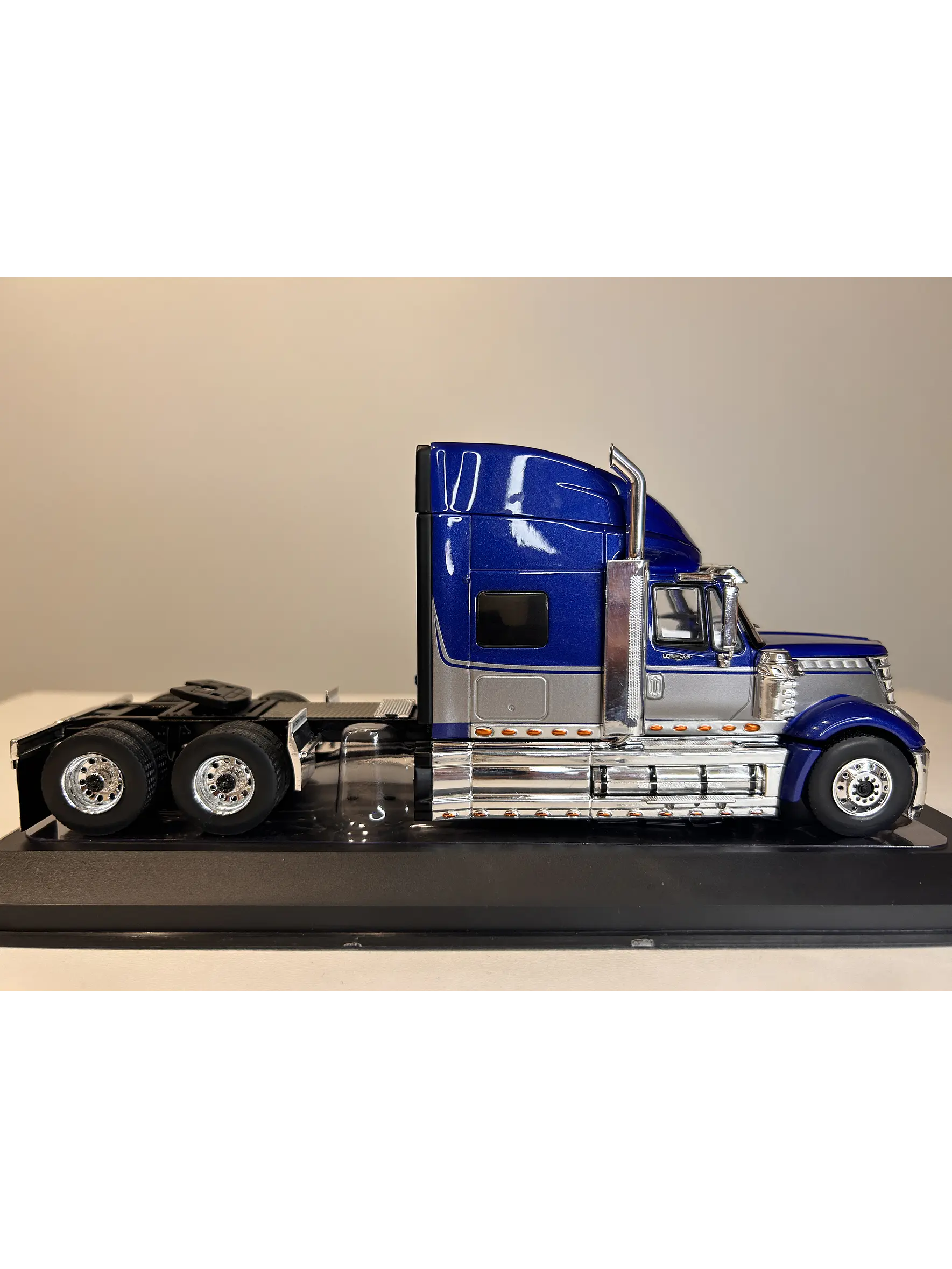 International LoneStar 2010  – IXO Models 1:43 – Diseño Americano Premium 8