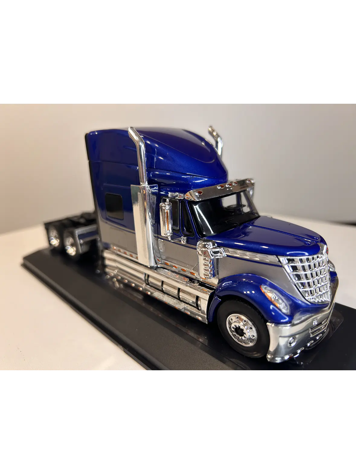 International LoneStar 2010  – IXO Models 1:43 – Diseño Americano Premium 9